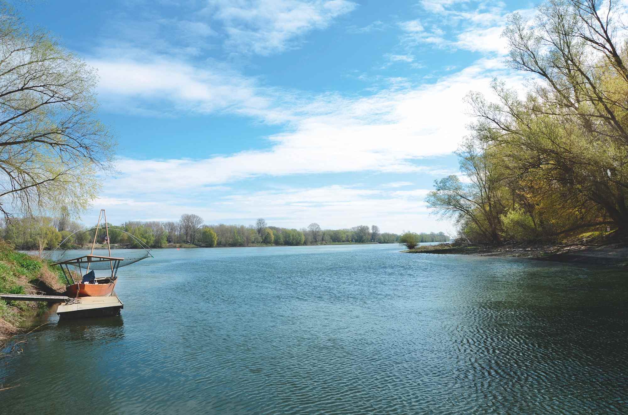 Bei Mannswörth mündet die Schwechat in die Donau.