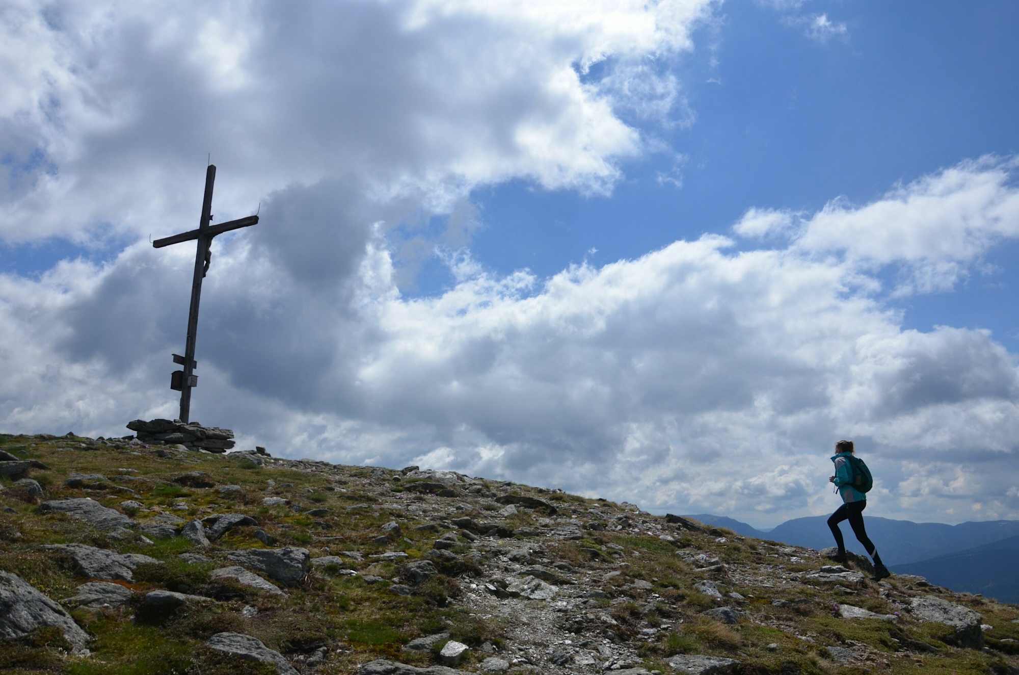 Die letzten Meter zum Gipfelkreuz des Gstoder