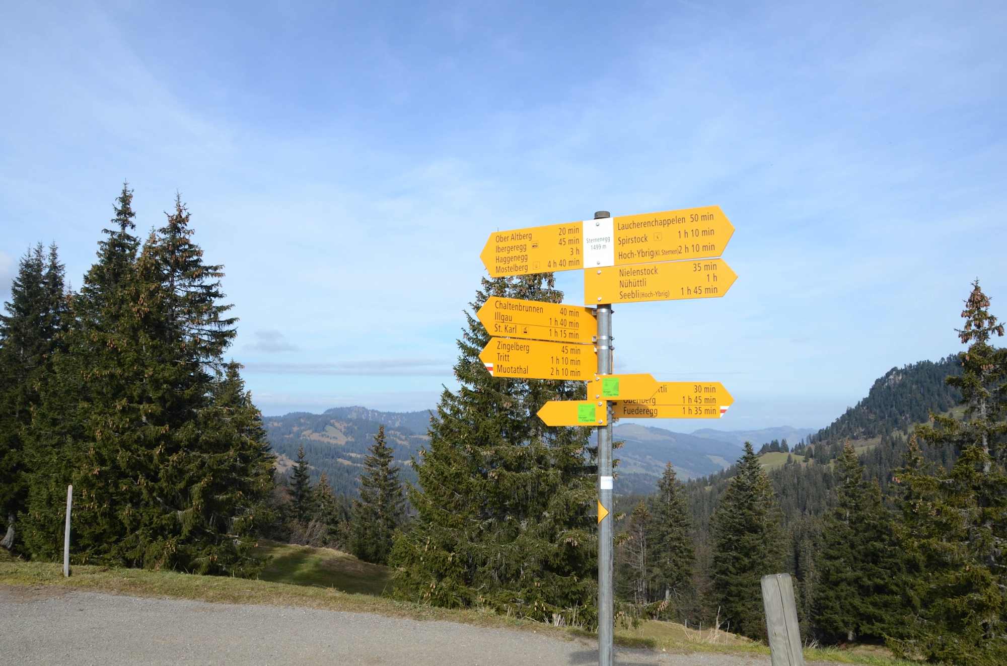 Gut signalisiert. Wegweiser bei der Sternenegg