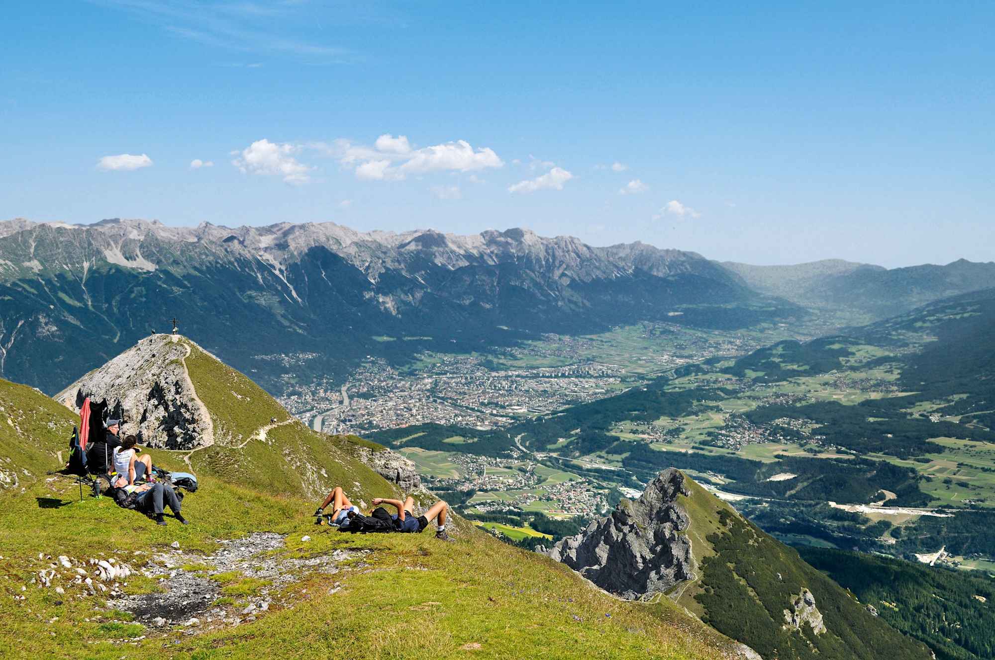 Grandioser Blick von der Nockspitze auf Innsbruck, dahinter die Nordkette des Karwendels.