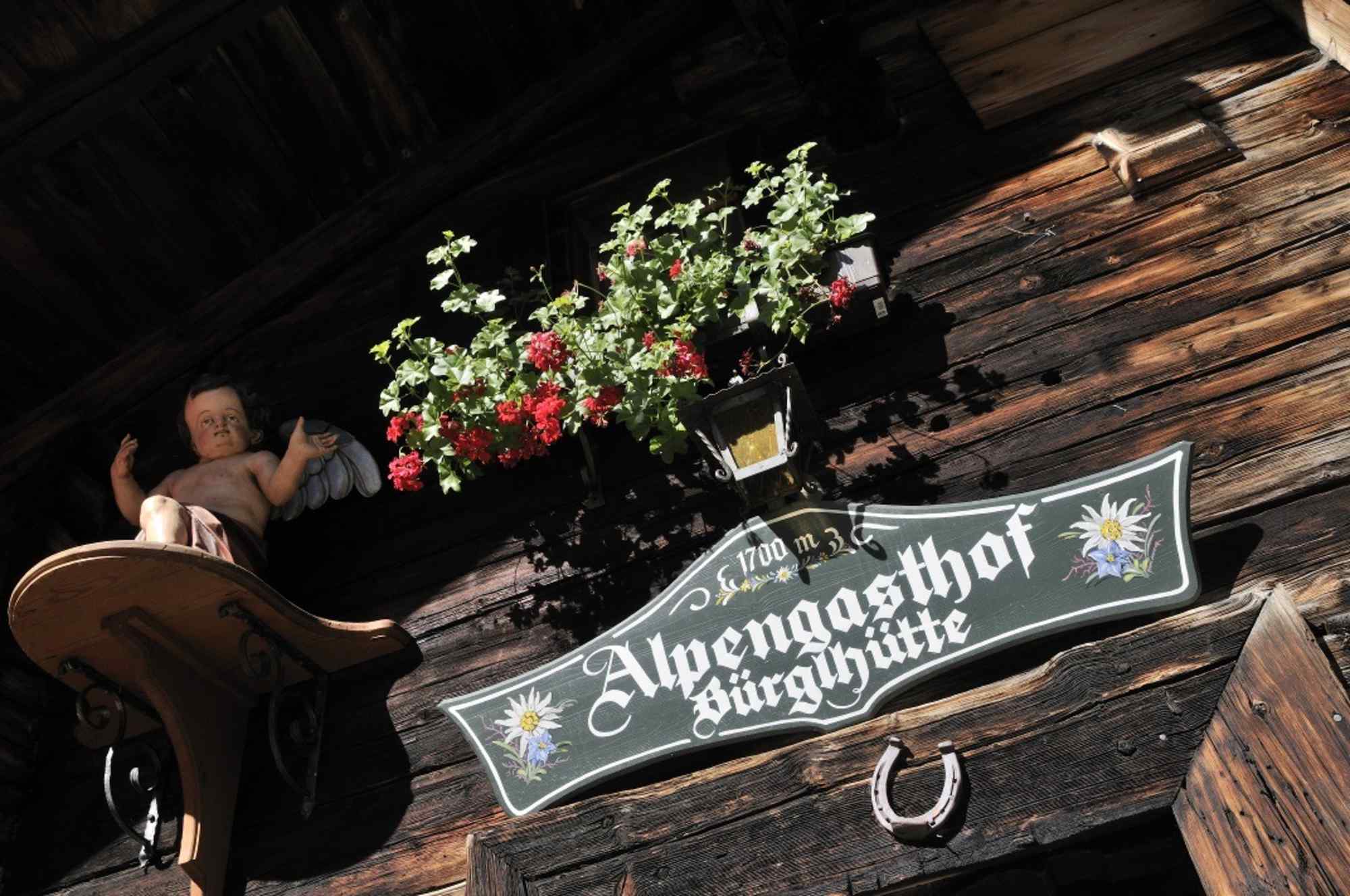 Die urige Bürglhütte lädt zur Einkehr ein.
