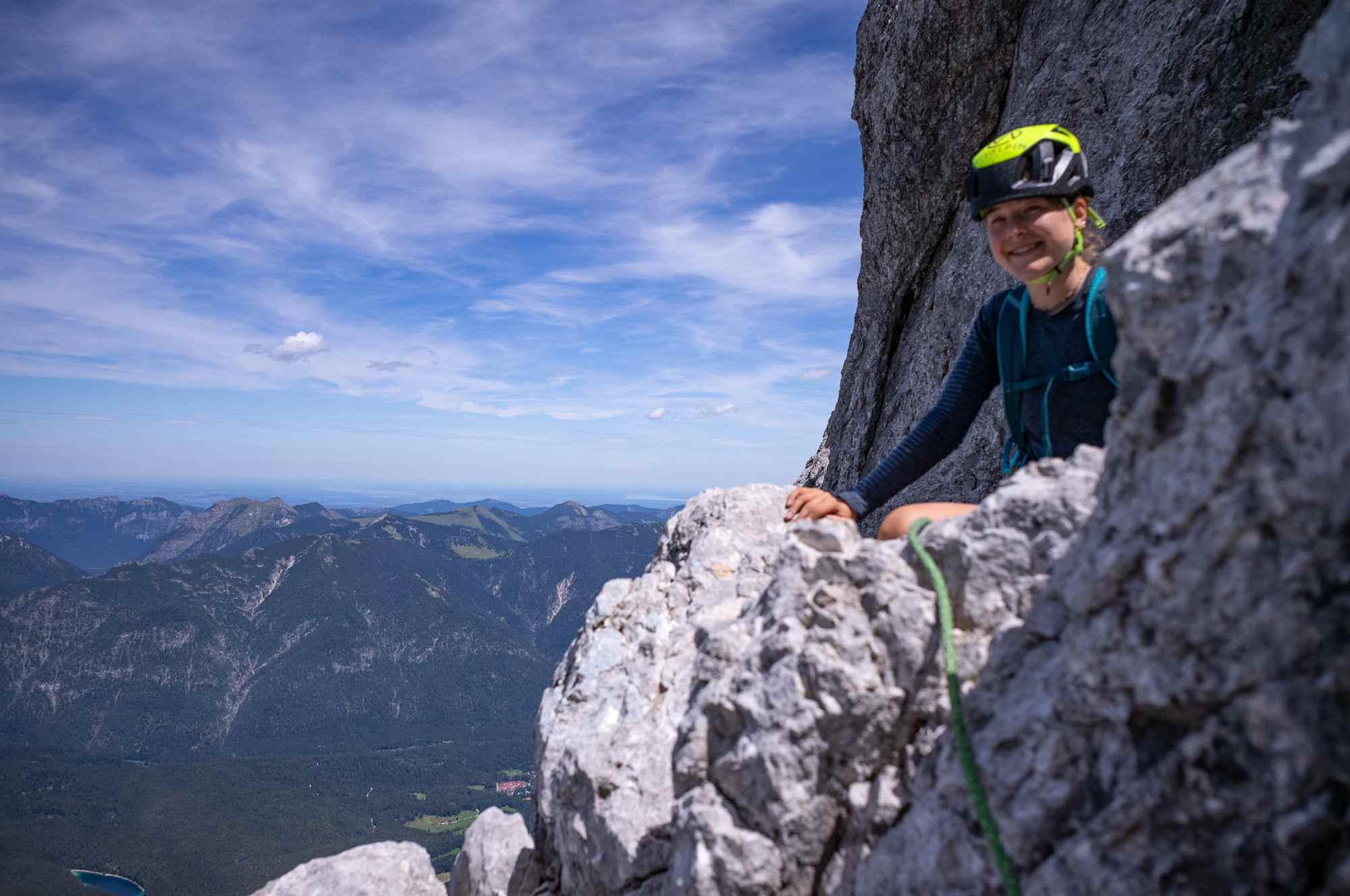 Über die Eisenzeit auf die Zugspitze – Emma ist hier mit Bergführer unterwegs