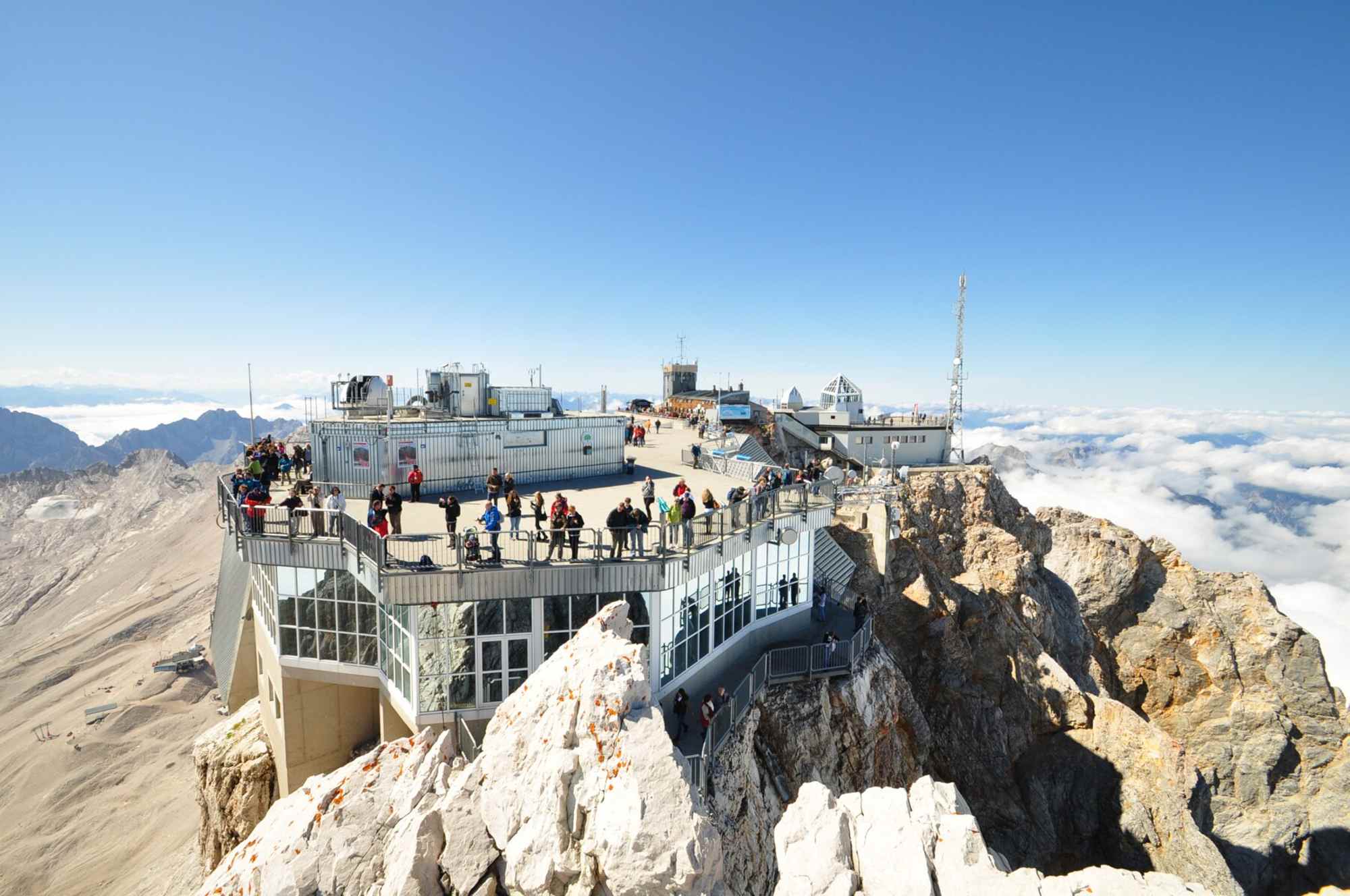 Das Münchner Haus in beeindruckender Lage am Zugspitzgipfel.