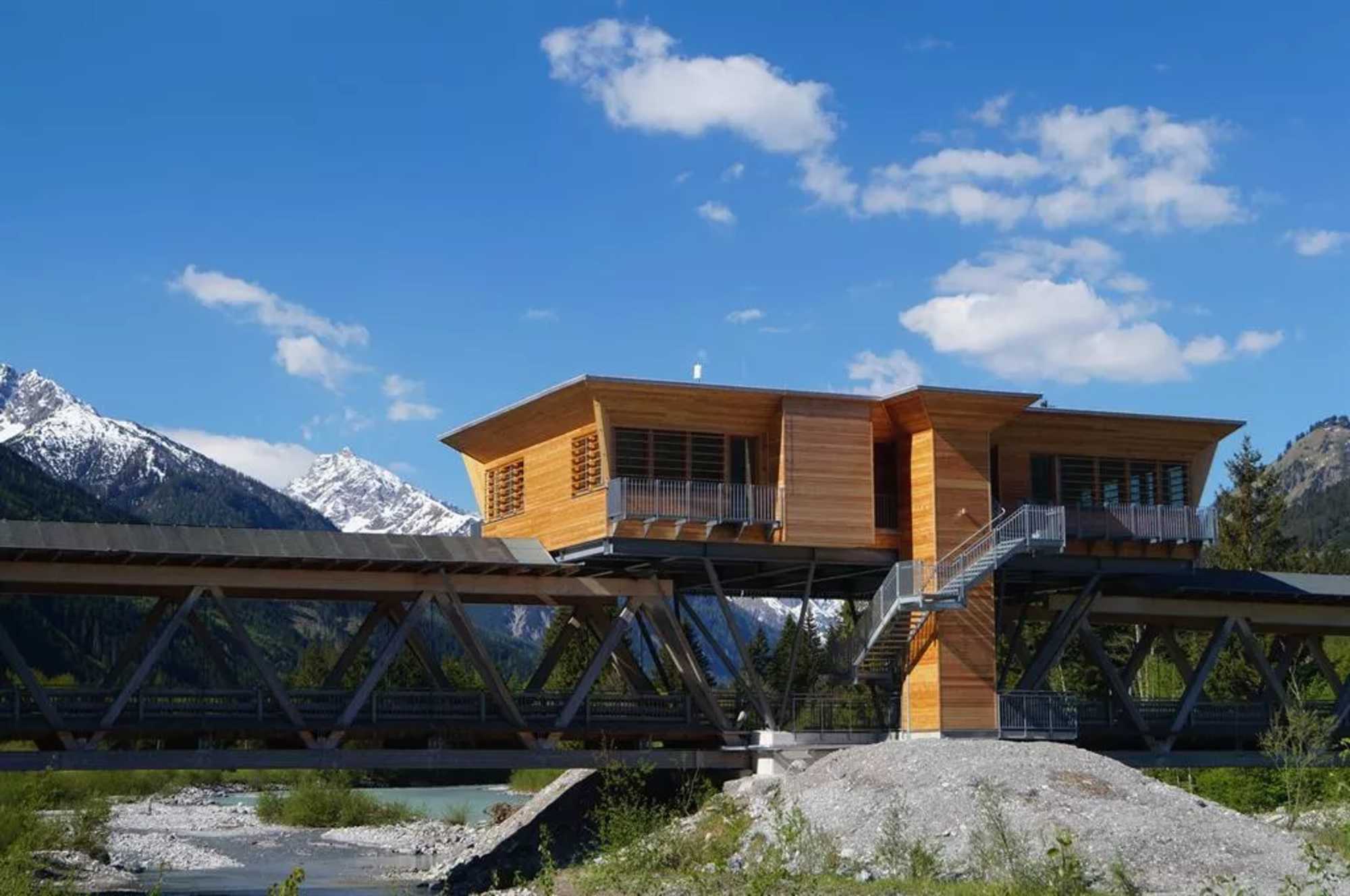 Das Naturparkhaus steht direkt über dem Lech.