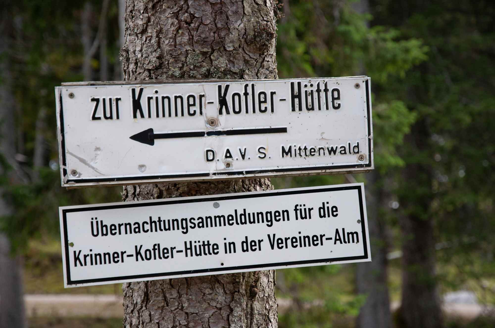 Wegweiser bei der Hütte