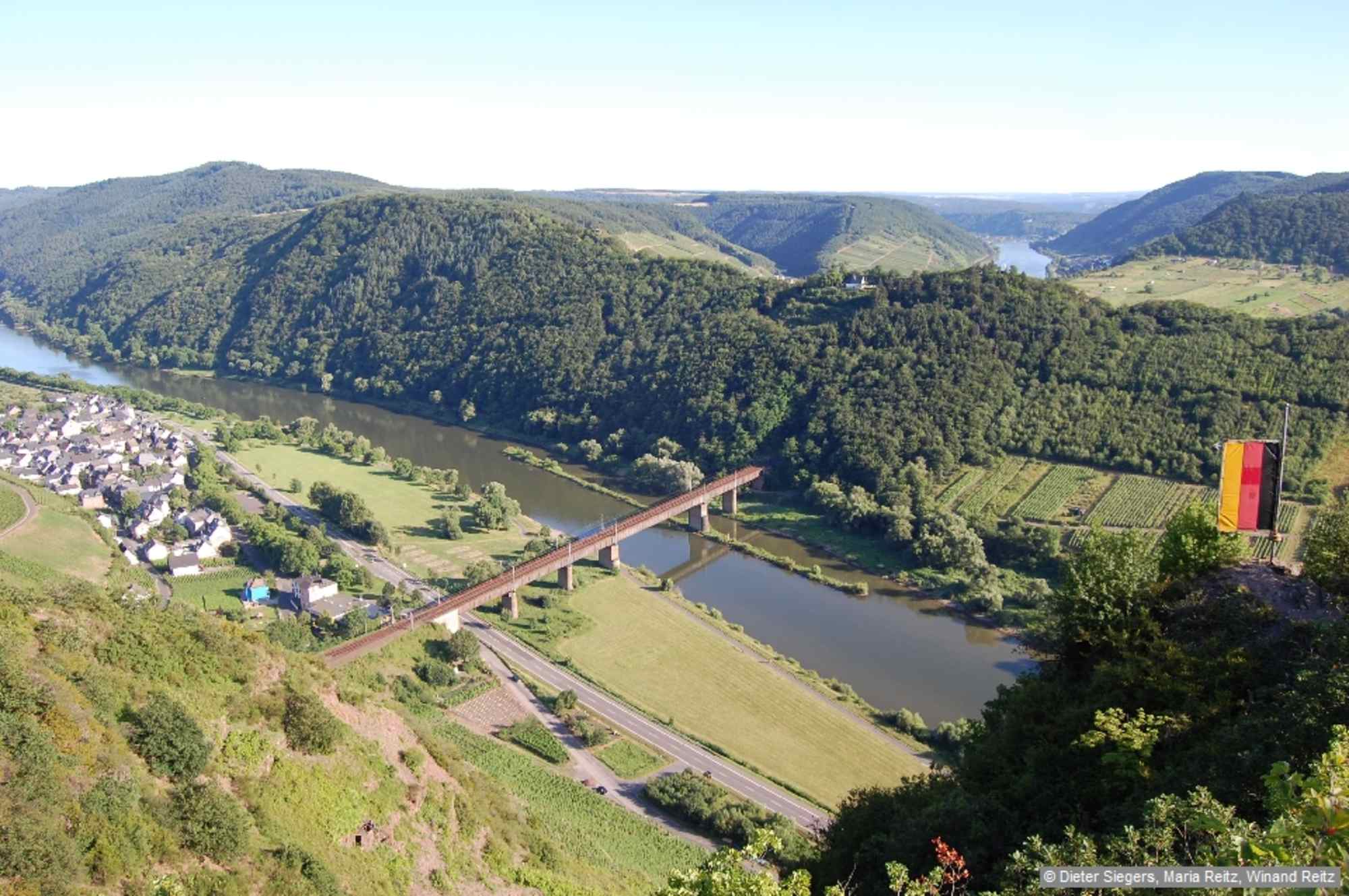 Blick auf die Wetterfahne und die Eisenbahnbrücke.