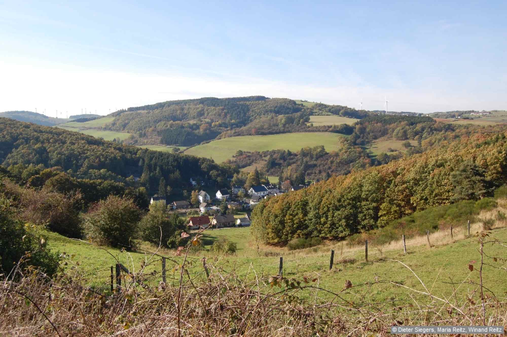 Vom Weinberg genießen wir die schöne Aussicht auf Eiserfey und den Lichtertberg, den wir später noch erwandern.