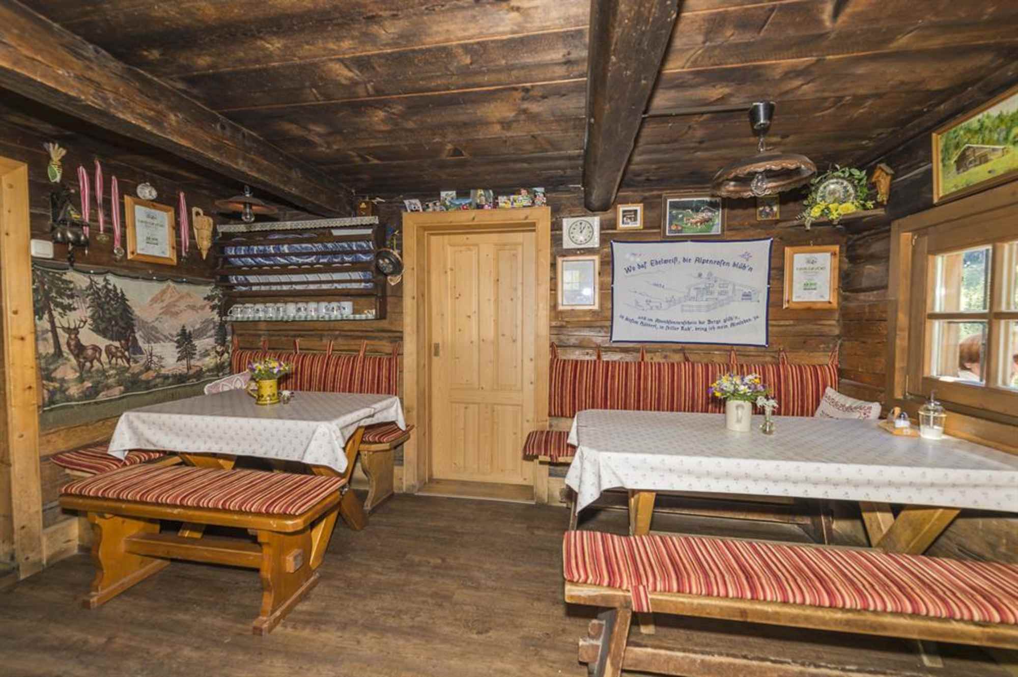 Der Gastraum der urigen Fundneralm