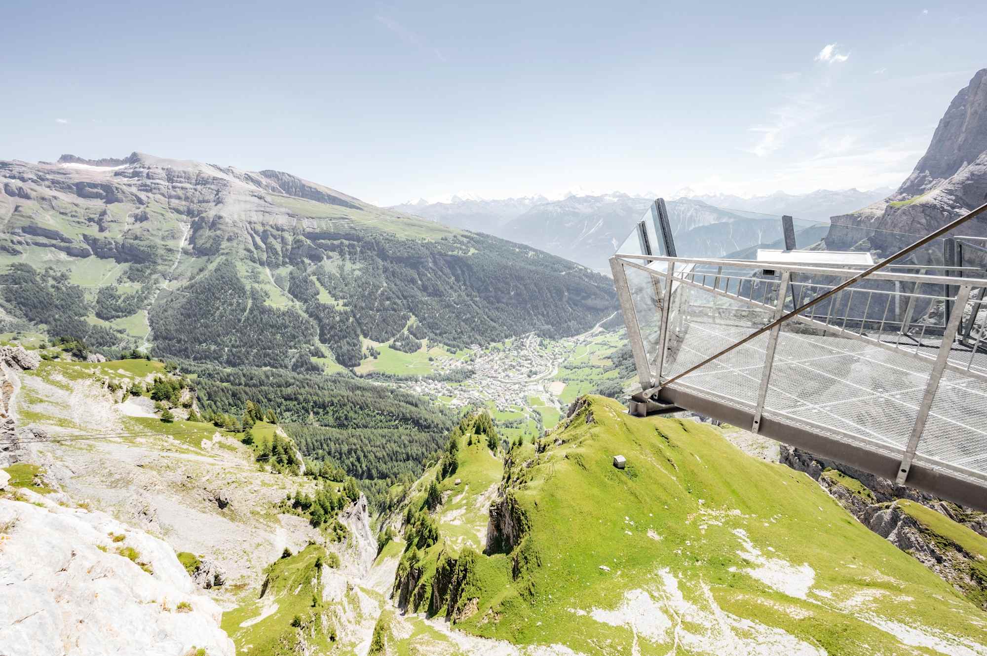 Aussichtsplattform Gemmi Longe 2350 mit Blick auf Leukerbad.