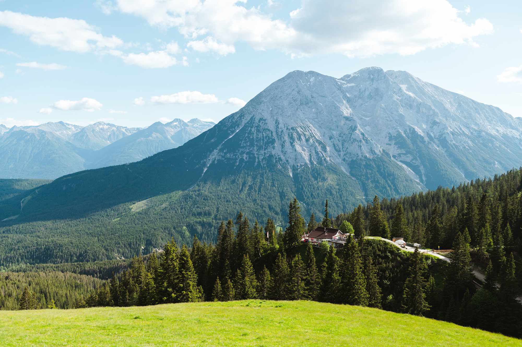 Blick auf die Wettersteinhuette im Sommer mit der Hohen Munde