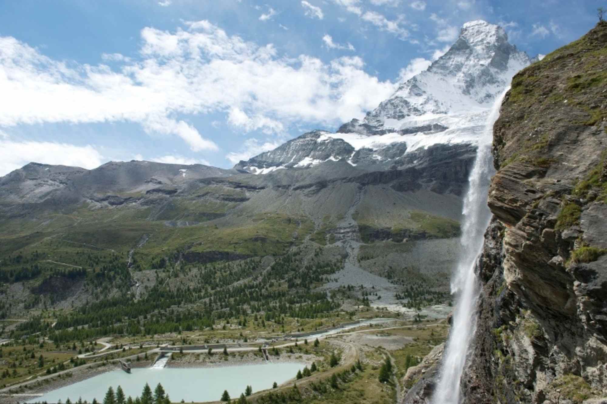 Der Arbenbachfall - im Hintergrund die Matterhorn Nordwand