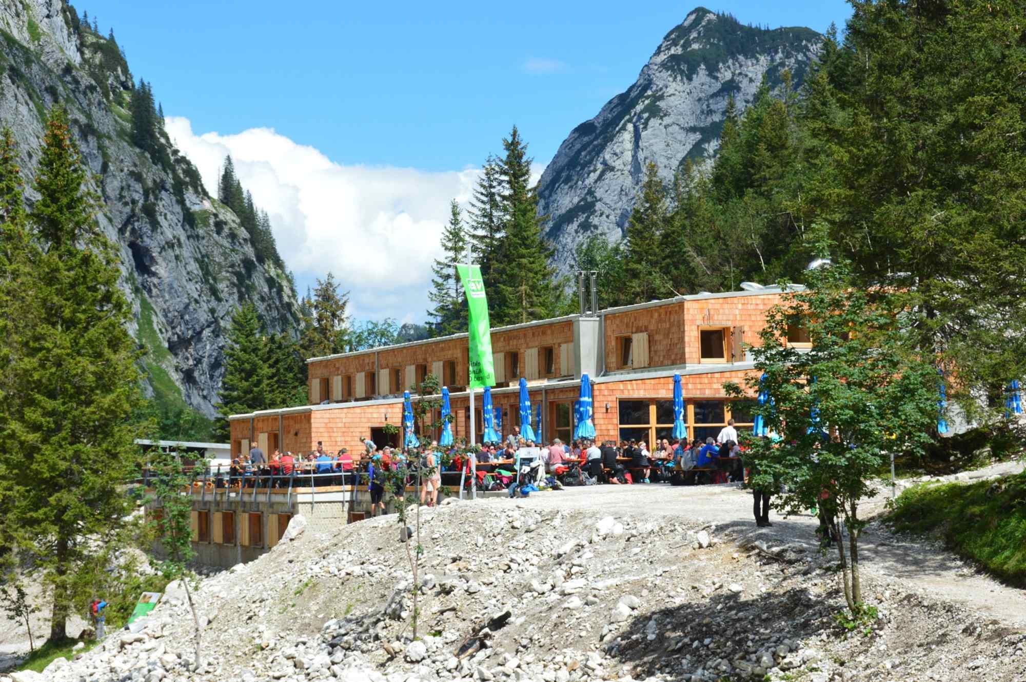 Die moderne Höllentalangerhütte im Wettersteingebirge am Fuße der Zugspitze