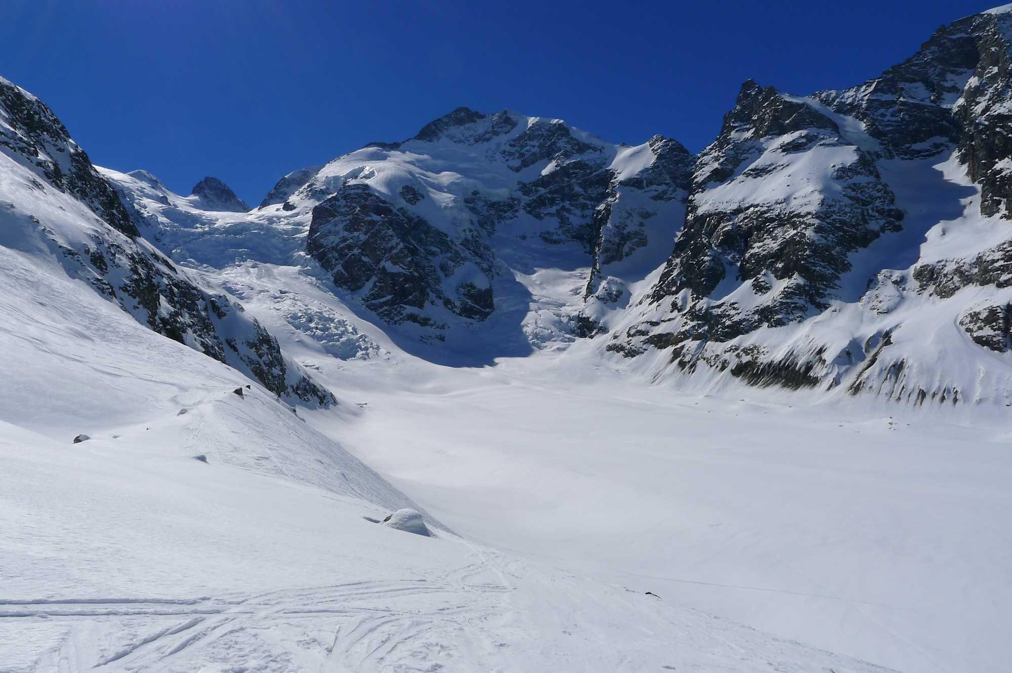 Blick zum Piz Bernina während der Abfahrt