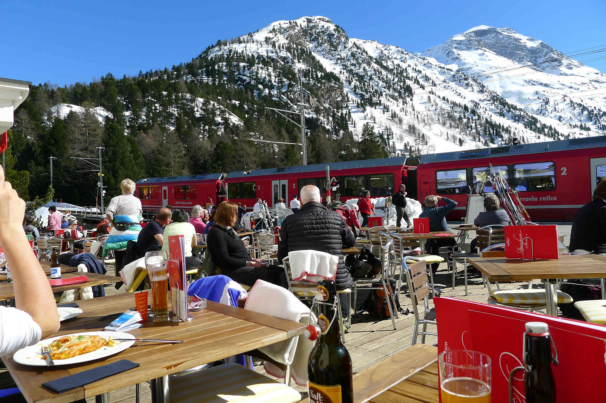 Bei Bier, Rösti und Kuchen wartet man auf den Zug zurück