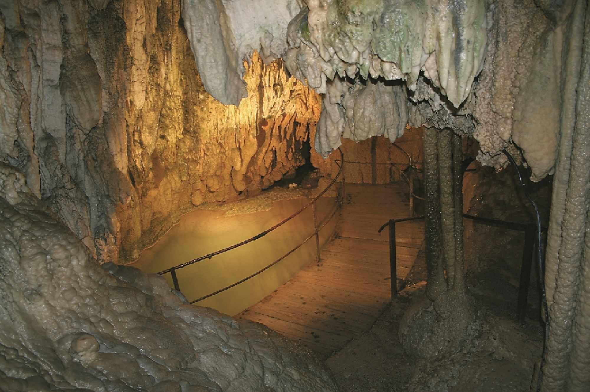 Höllgrotten