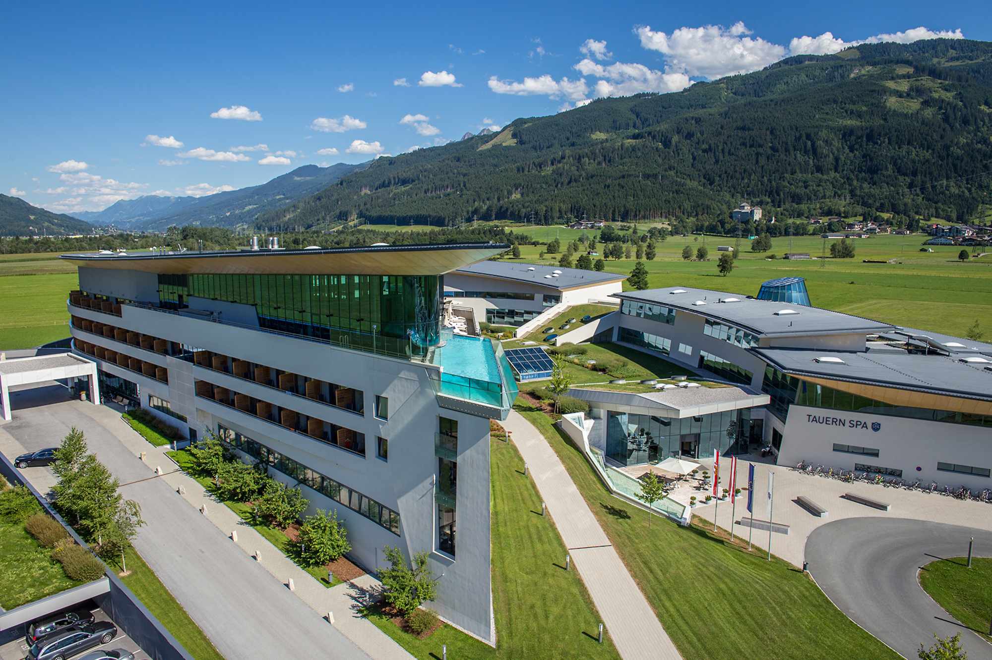 TAUERN SPA Aussenansicht Sommer