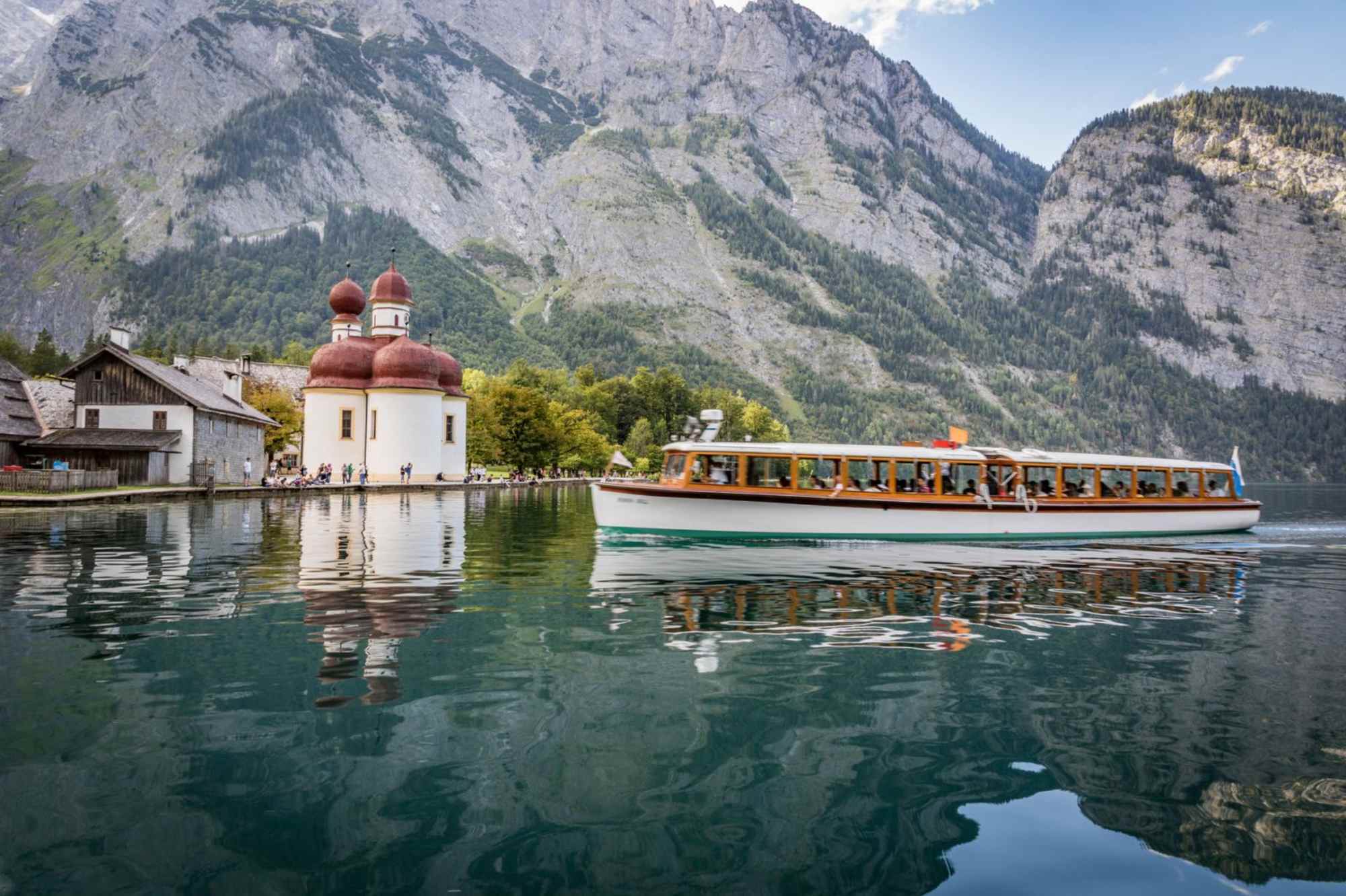 Die Boote am Königssee verkehren auch im Herbst noch regelmäßig.