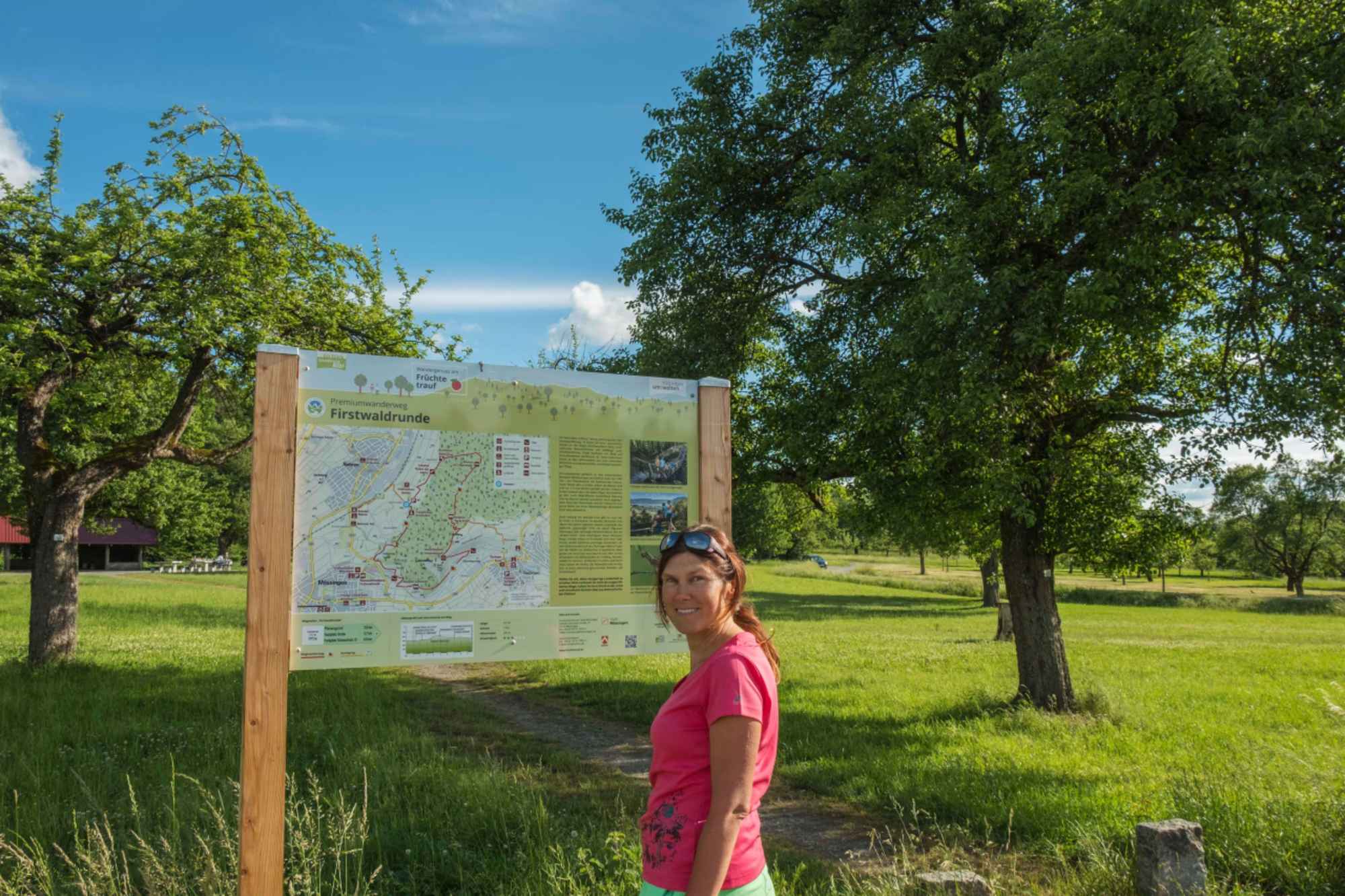 Eine Informationstafel zeigt den Wegverlauf an der Mössinger Firstwaldrunde