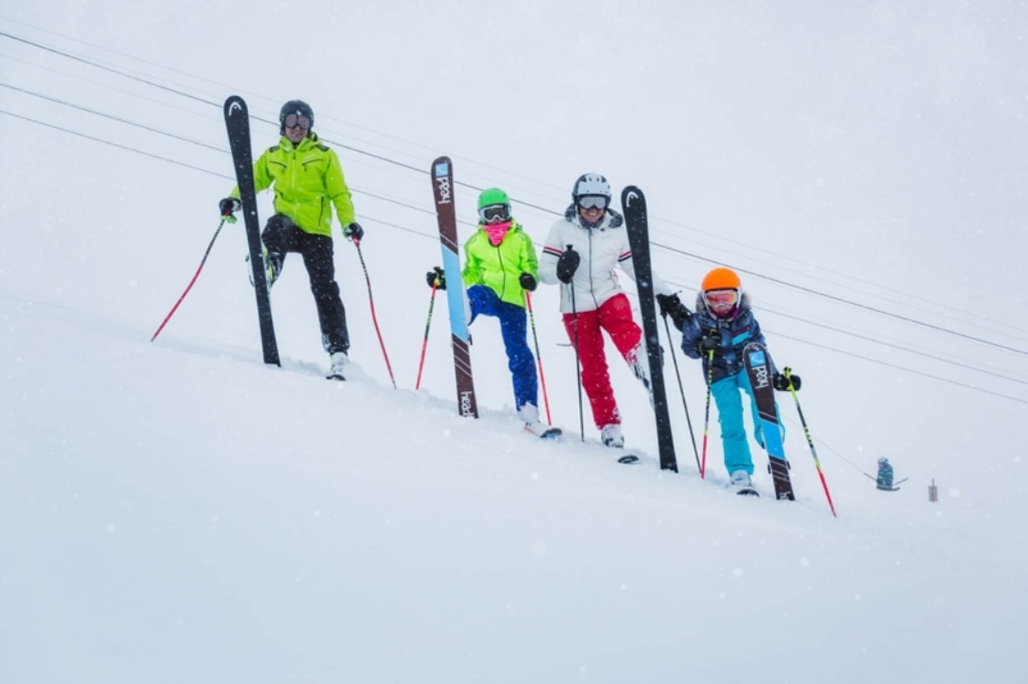 Skifahren macht der ganzen Familie Spaß.