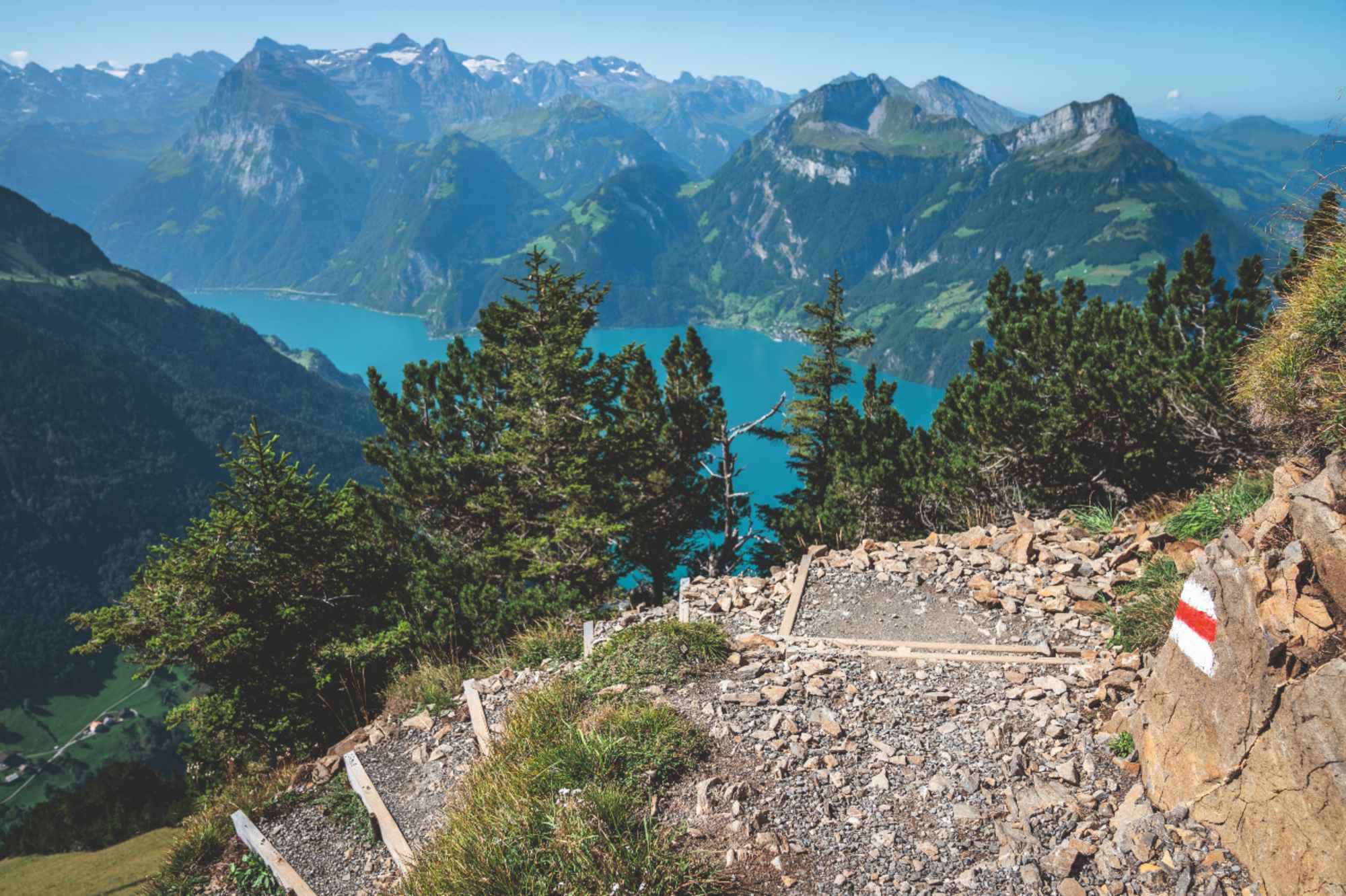 Aussicht vom Gratwanderweg Klingenstock-Fronalpstock auf den Vierwaldstättersee und Urner Alpen