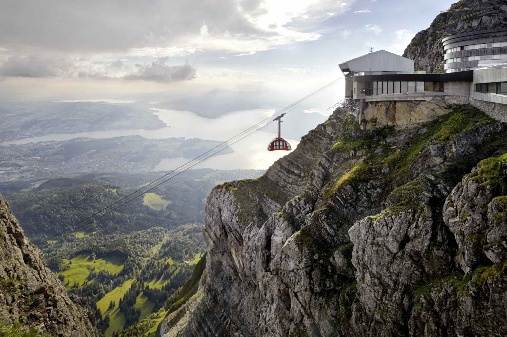 Luftseilbahn Dragon Ride auf den Pilatus - Vierwaldstättersee im Hintergrund