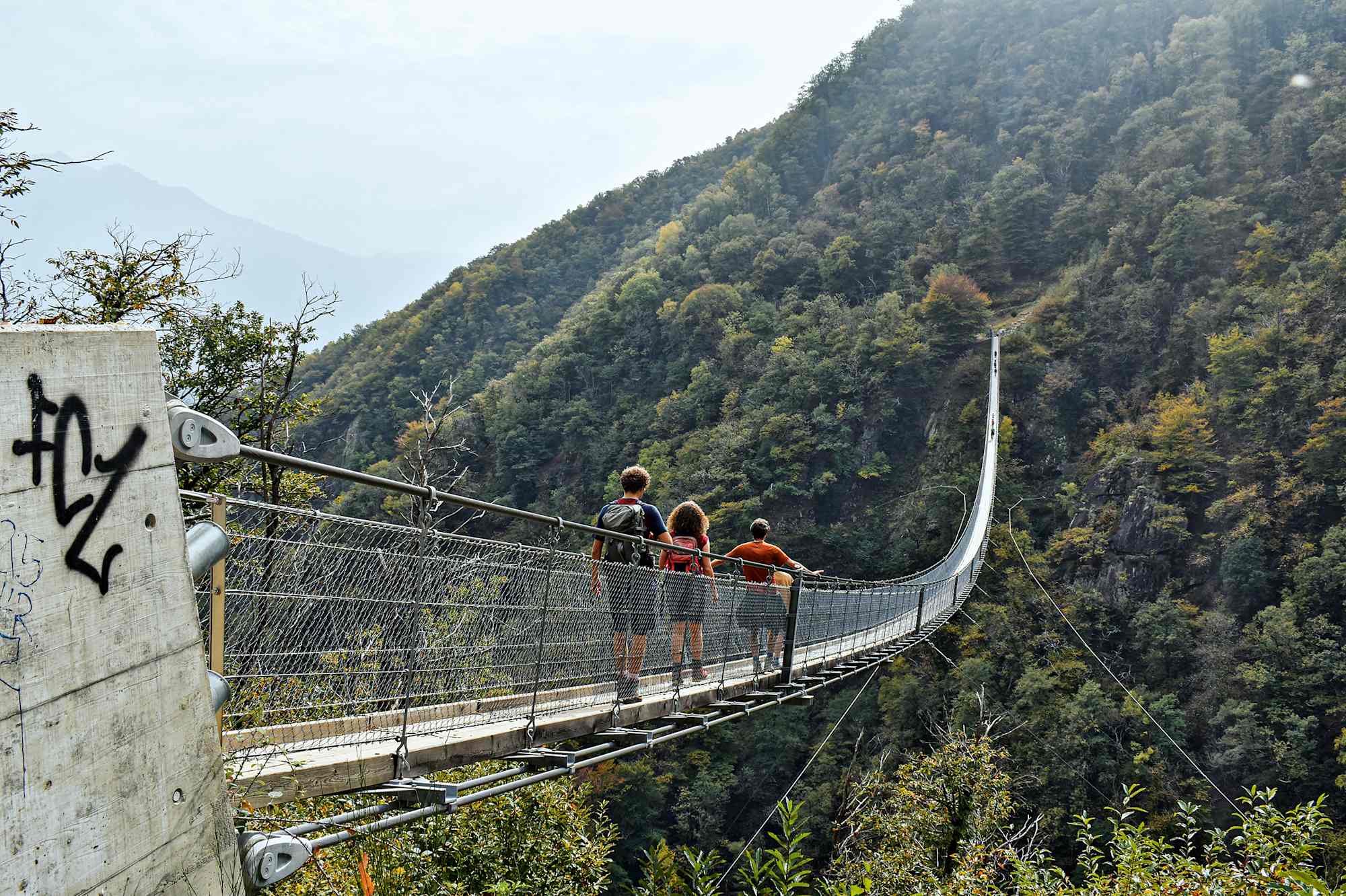 Die Tibetische Brücke ist 270 Meter lang und überspannt das Val di Sementina.
