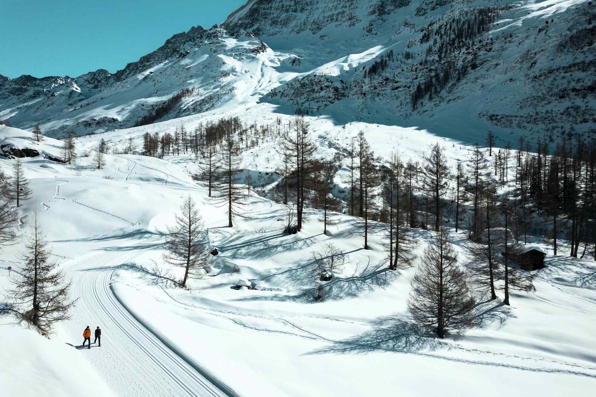 Parallel zur Langlaufspur führt der Winterwanderweg ins Lötschental.