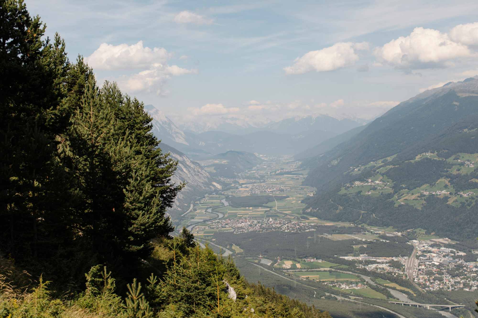 Der Blick von der Karrer Alm ins Inntal.