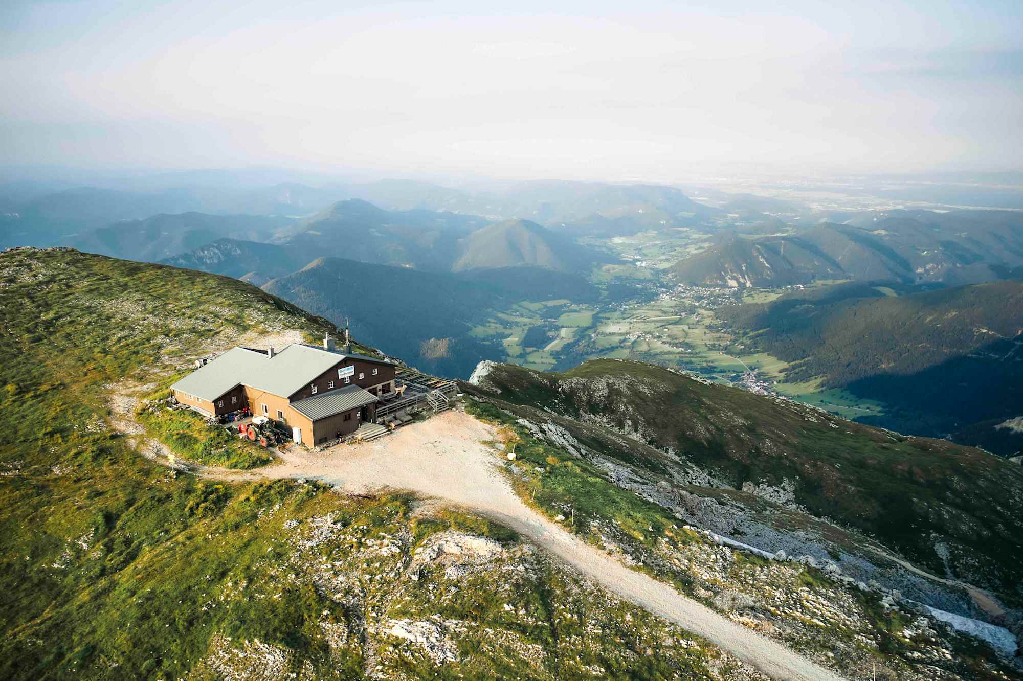 Die Fischerhütte mit Blick vom Schneeberg ins Wiener Becken