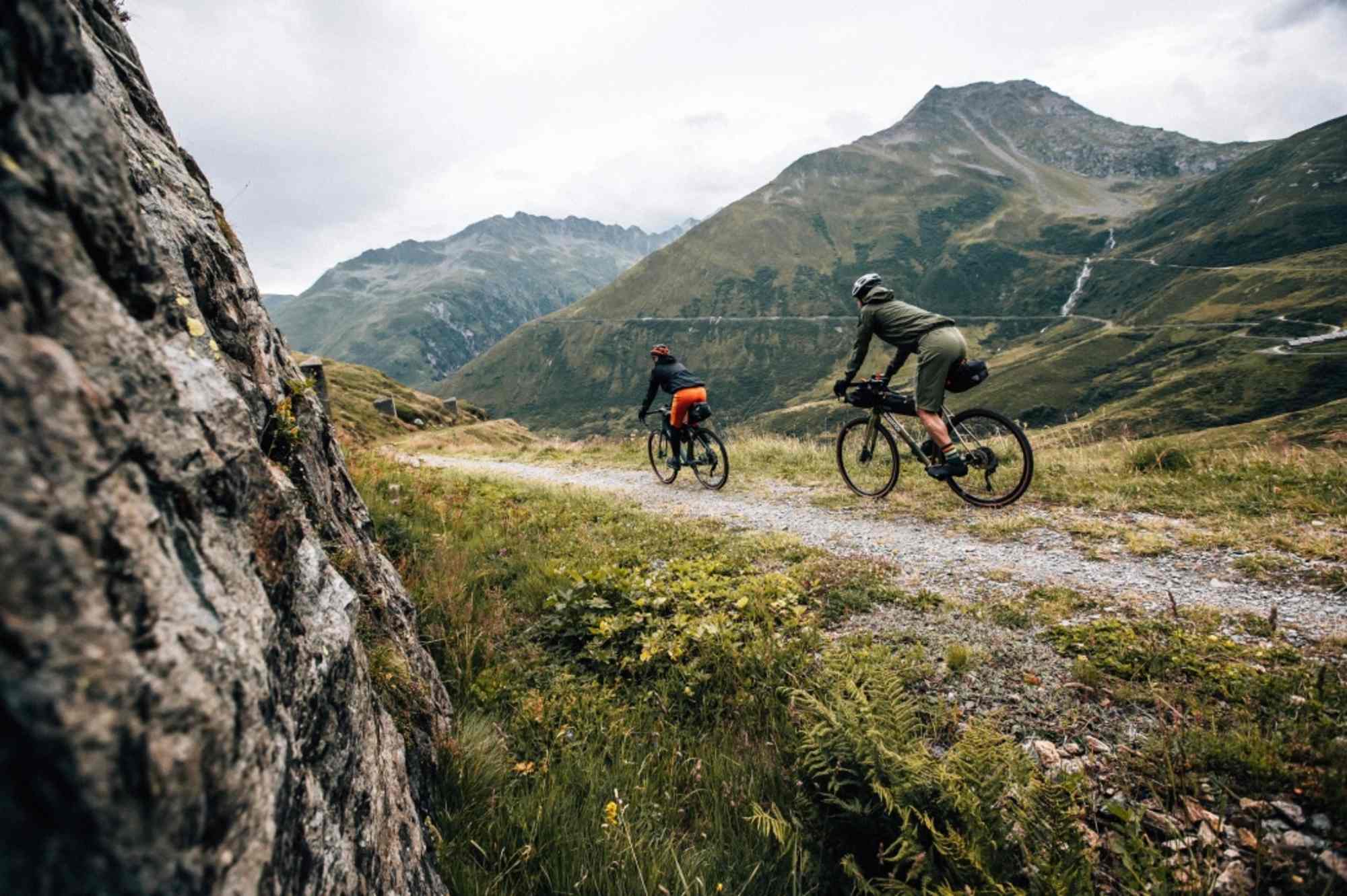 Erster Schotter unter den Rädern in der Nähe des Oberalppasses