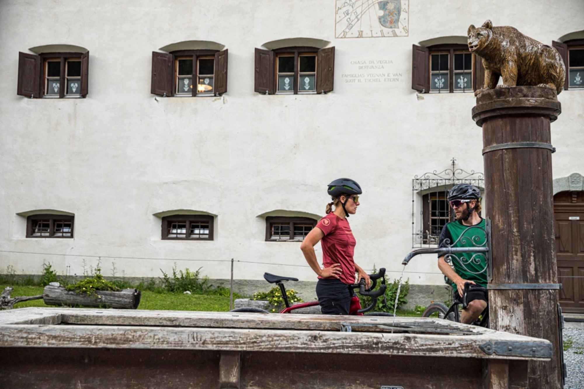 Trinkflasche füllen im Bergdorf S-charl