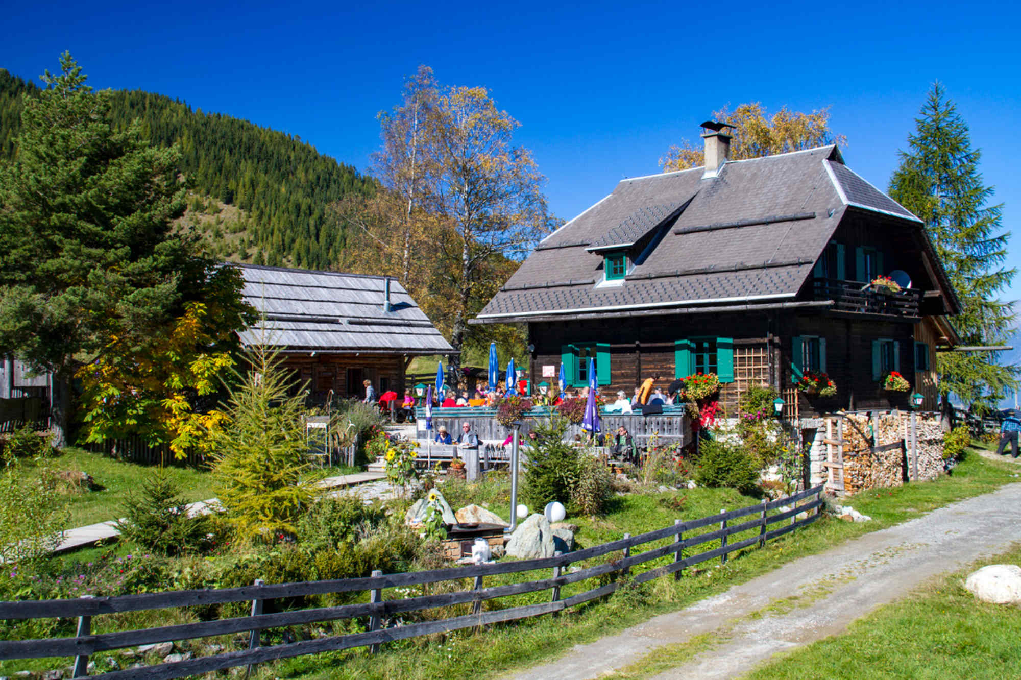 Die Alm hinterm Brunn liegt oberhalb des wunderschönen Weissensees.