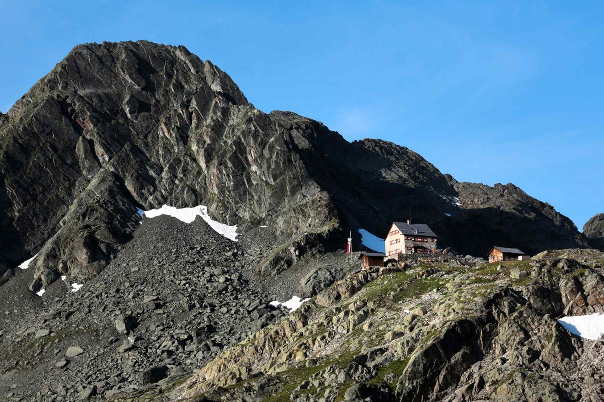 Die Erlanger Hütte ist das Etappenziel am Tag 21.