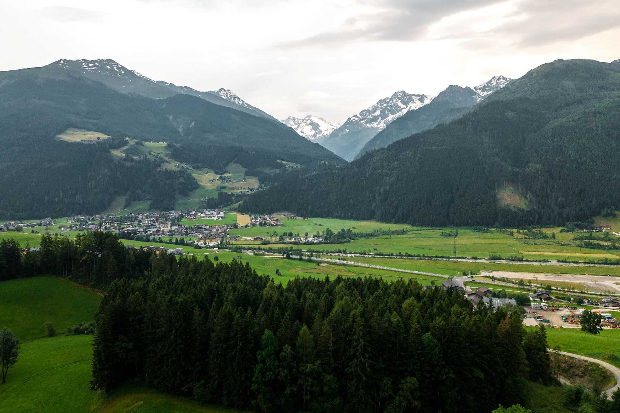 Blick auf Hollersbach und links dahinter der Lachwald