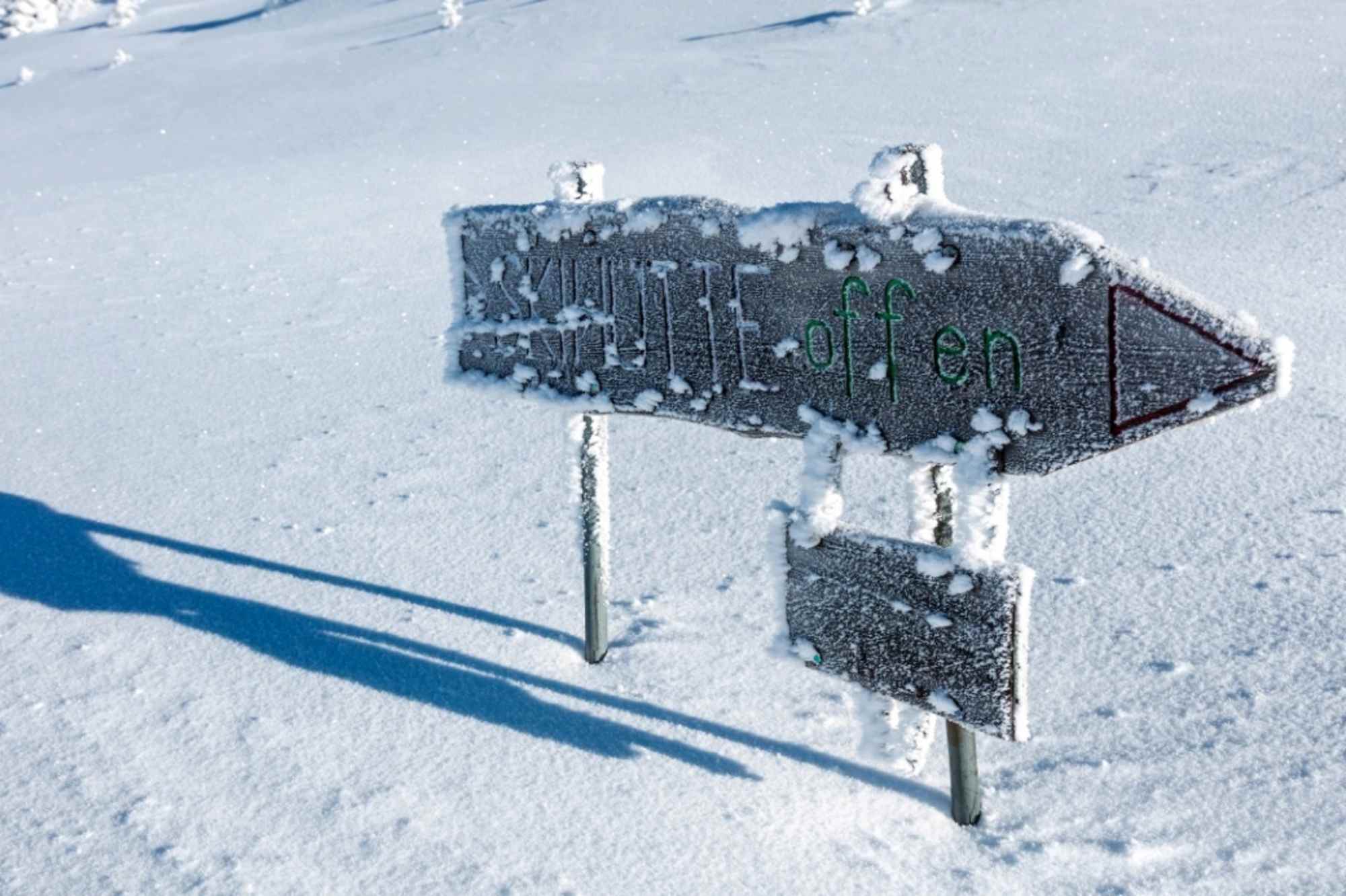 Wegweiser Skihütte Feldis im Winter