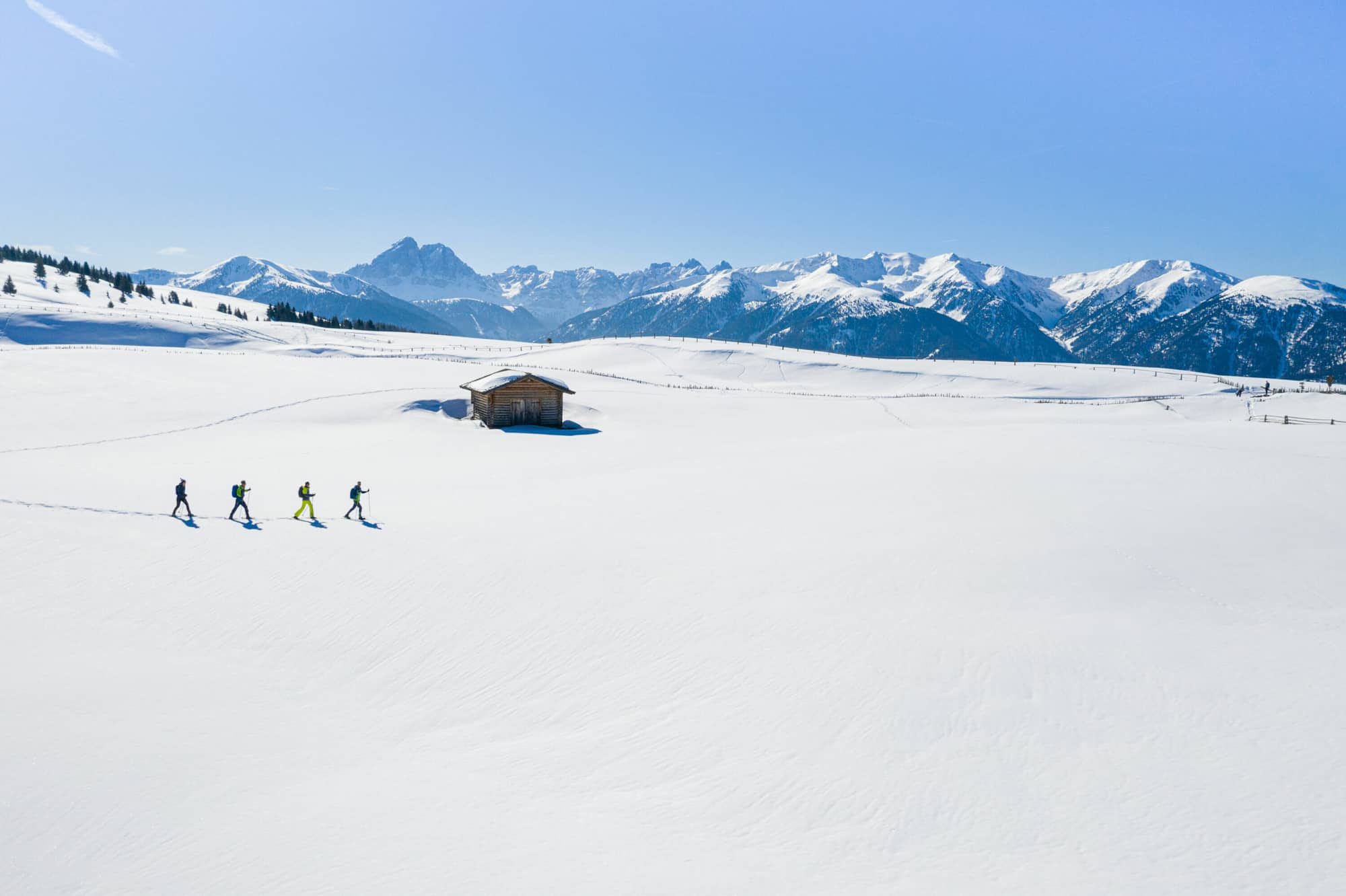 Die weiten verschneiten Almflächen am Astjoch