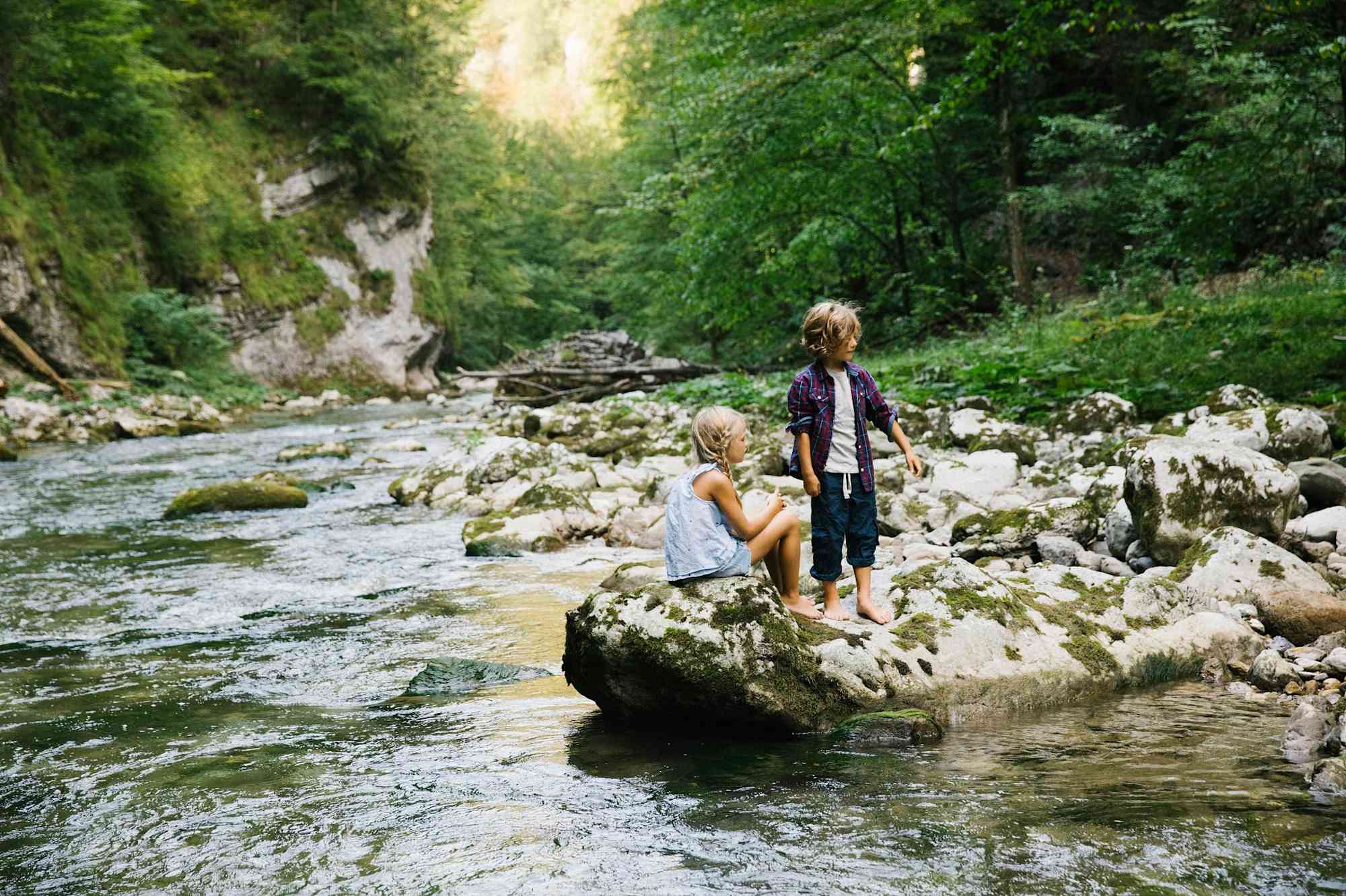 Kinder am Wasser