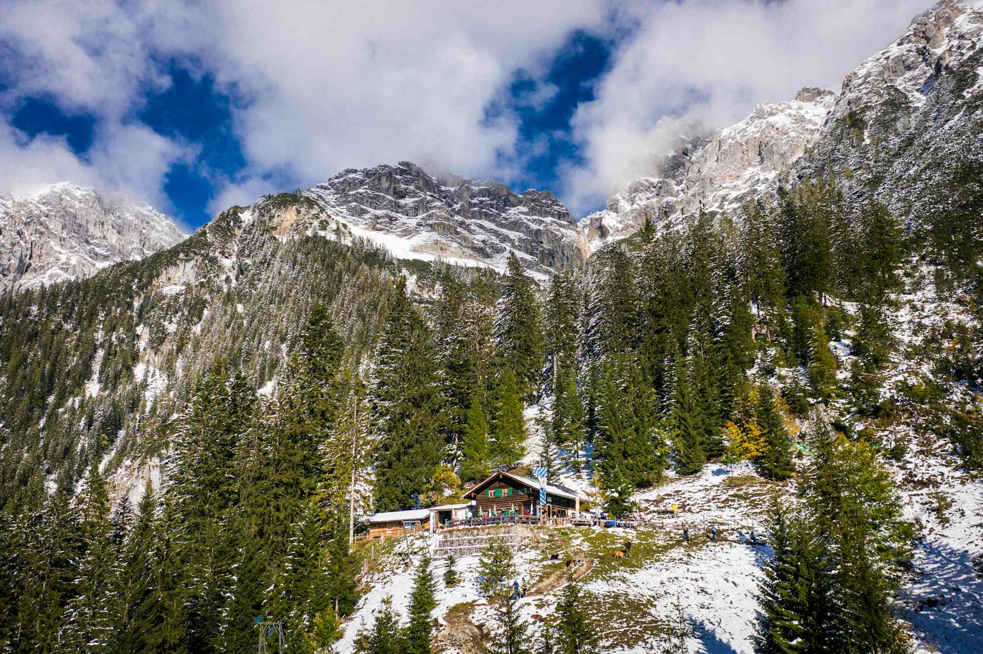 Die Brunnsteinhütte mit etwas Schnee