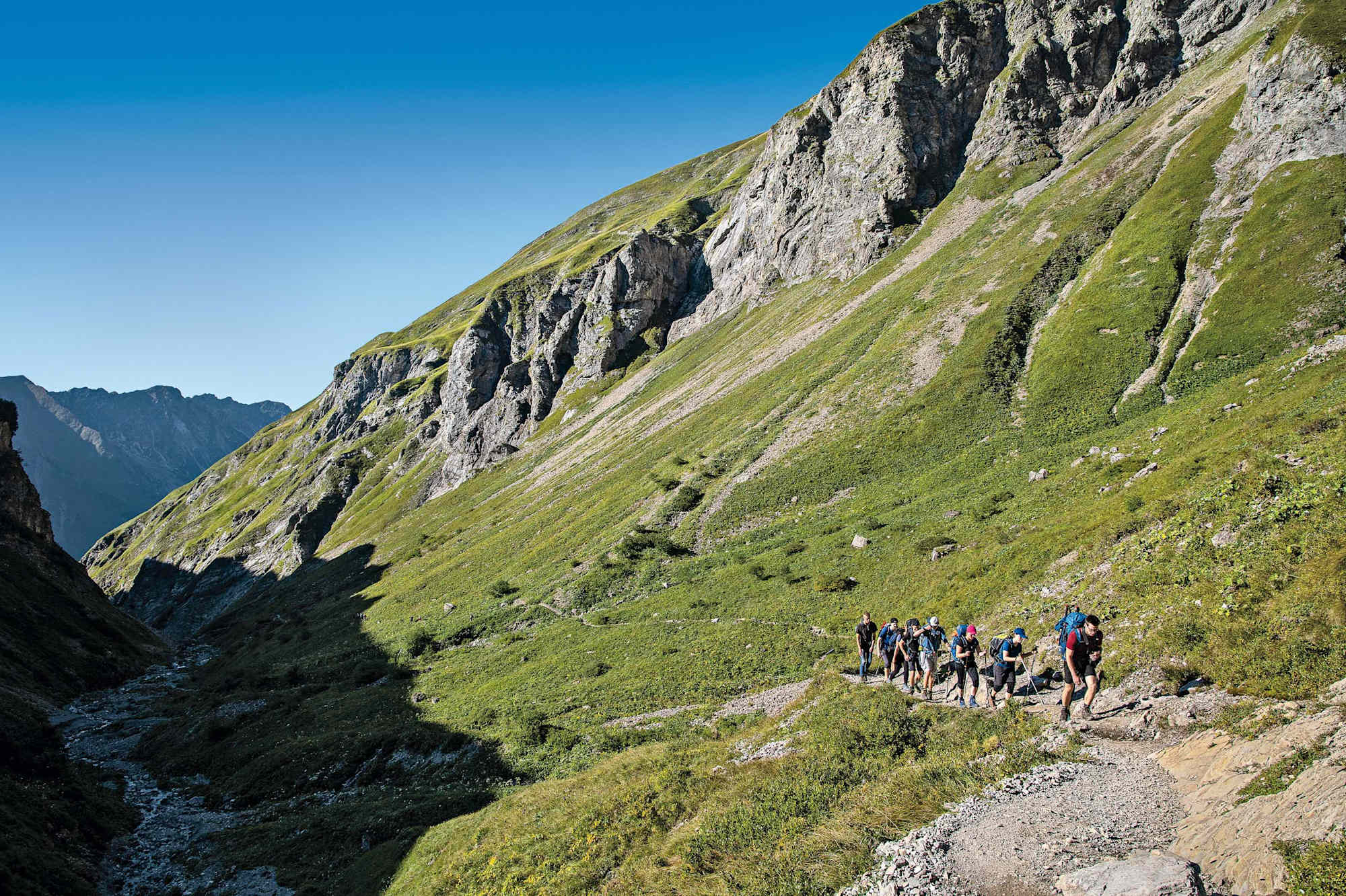 Nach dem Sperrbachtobel verläuft der Weg durch Alpgelände bis zur Kemptner Hütte.