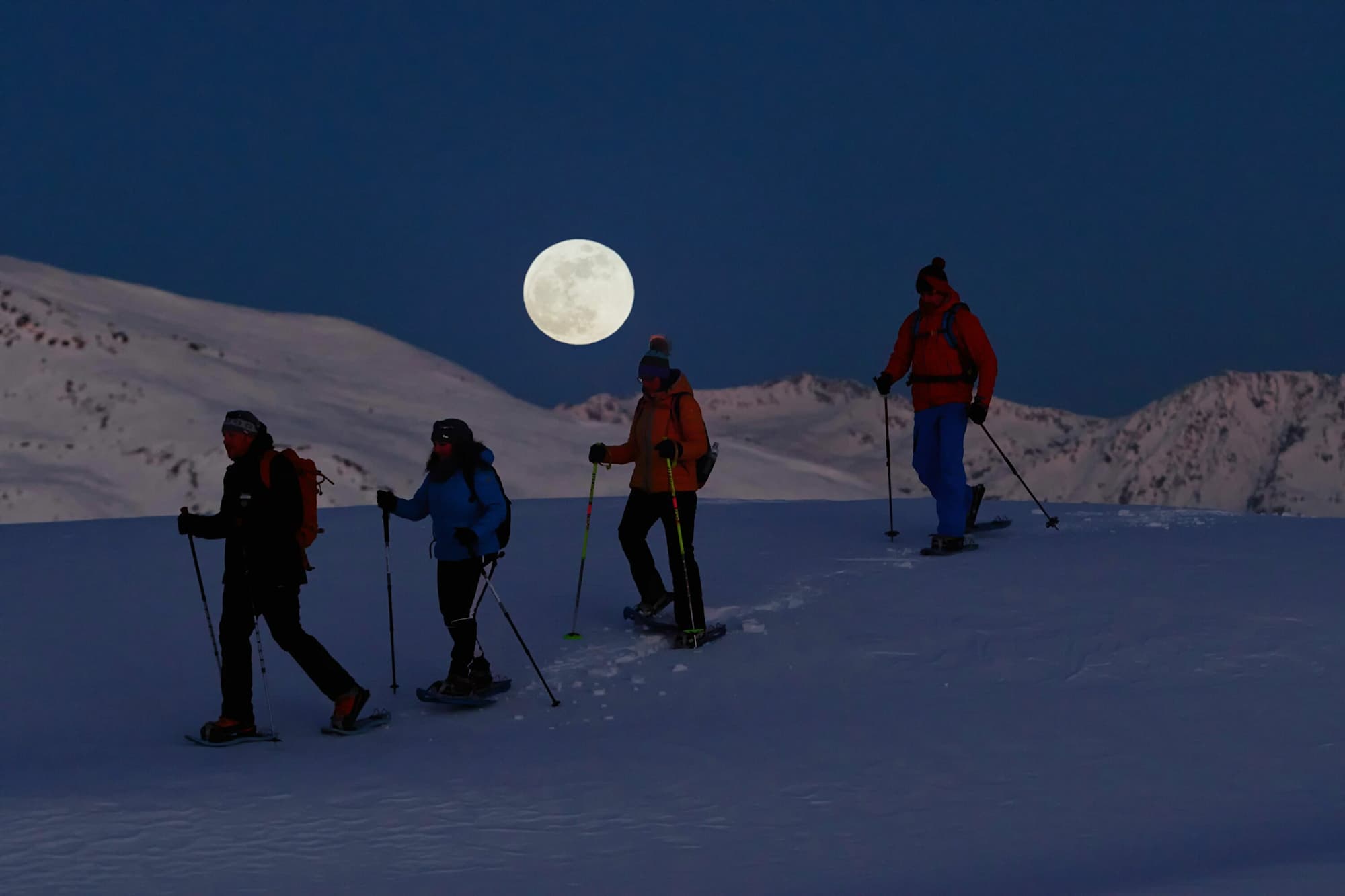Der Schnee reflektiert das Licht des Vollmondes, so dass keine Lampe notwendig ist.