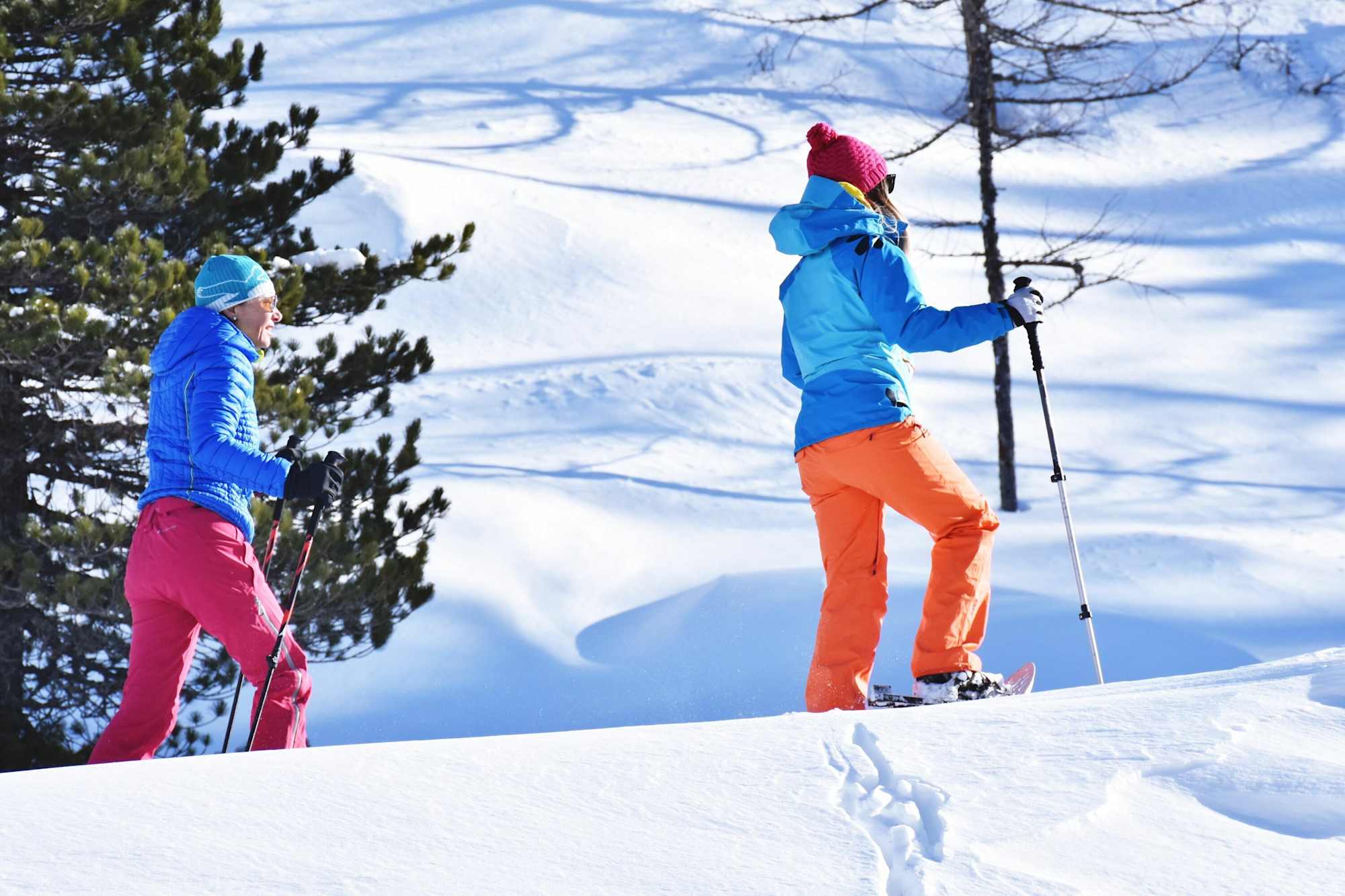 Auf Schneeschuhen die winterliche Landschaft genießen.
