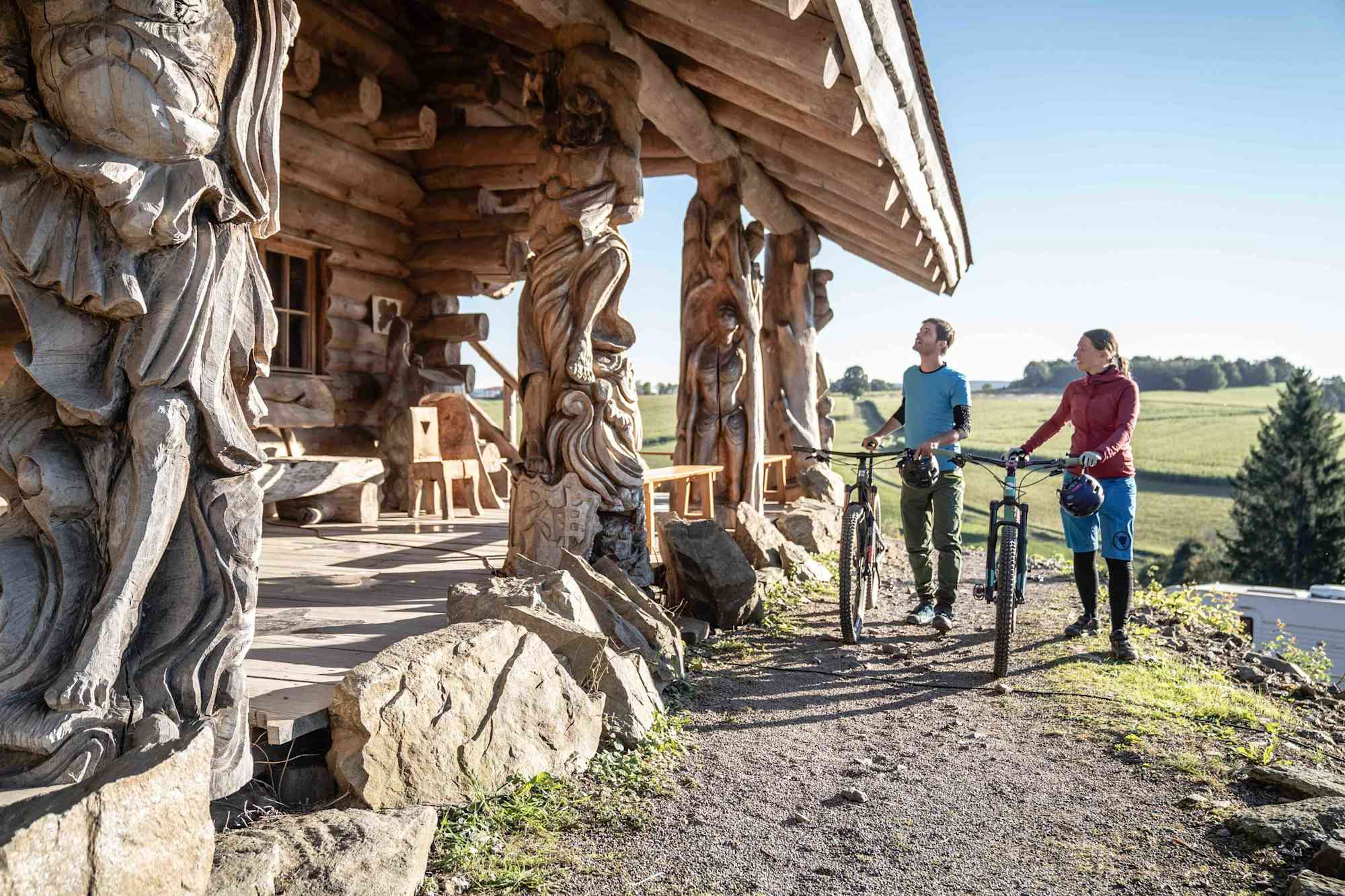 Blockhütten und tolle Holzfiguren sind quasi das Markenzeichen der Blockline.
