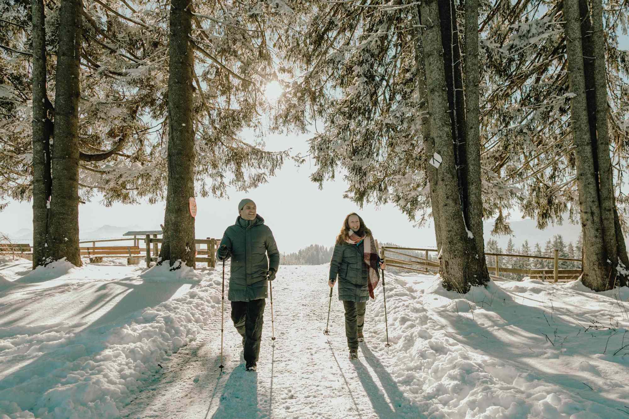 Auf geräumten Winterwanderwegen durch die idyllische, tief verschneite Landschaft.