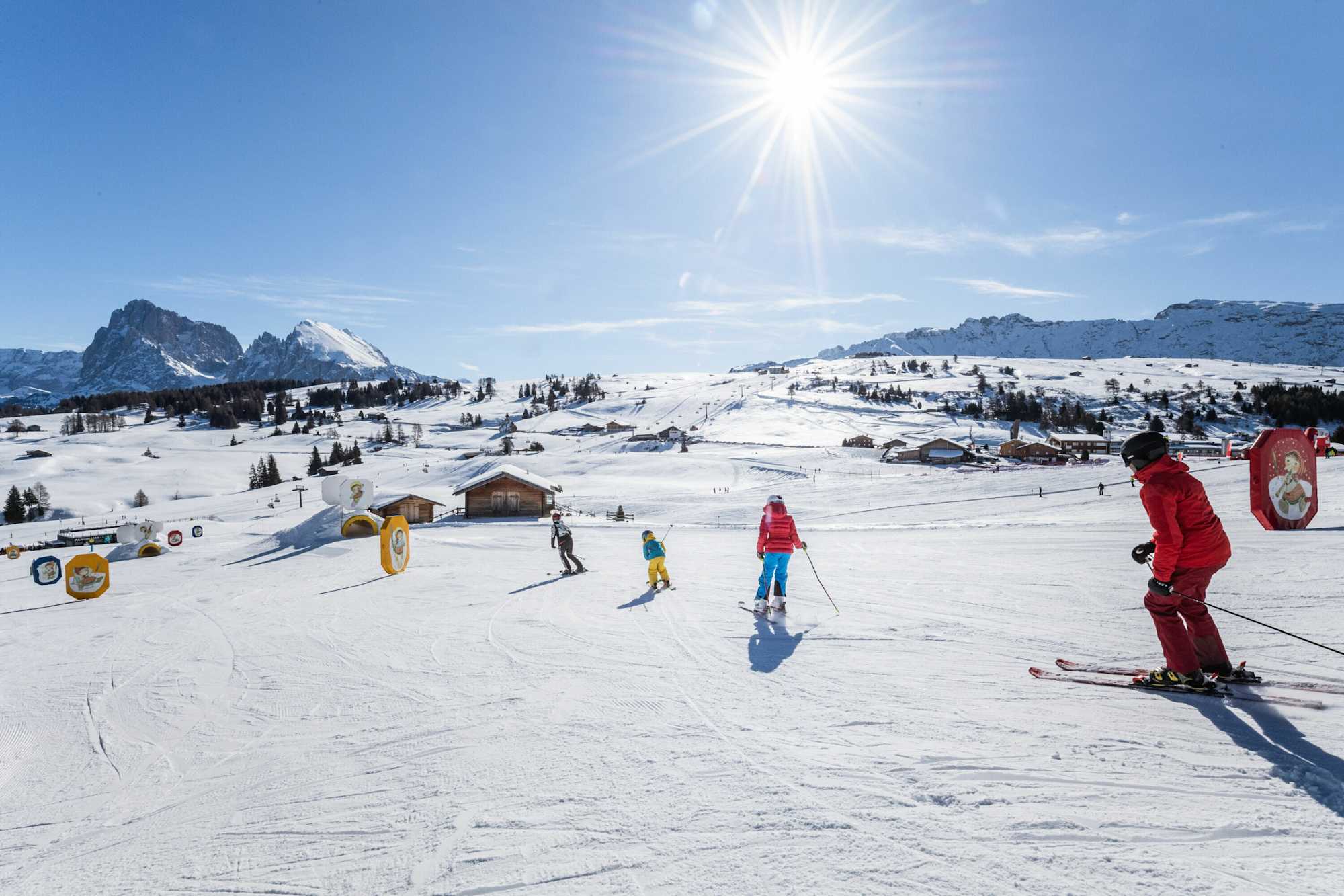 Die breiten, leichten und mittelschweren Pisten im Skigebiet Seiser Alm eignen sich vor allem für Familien. 