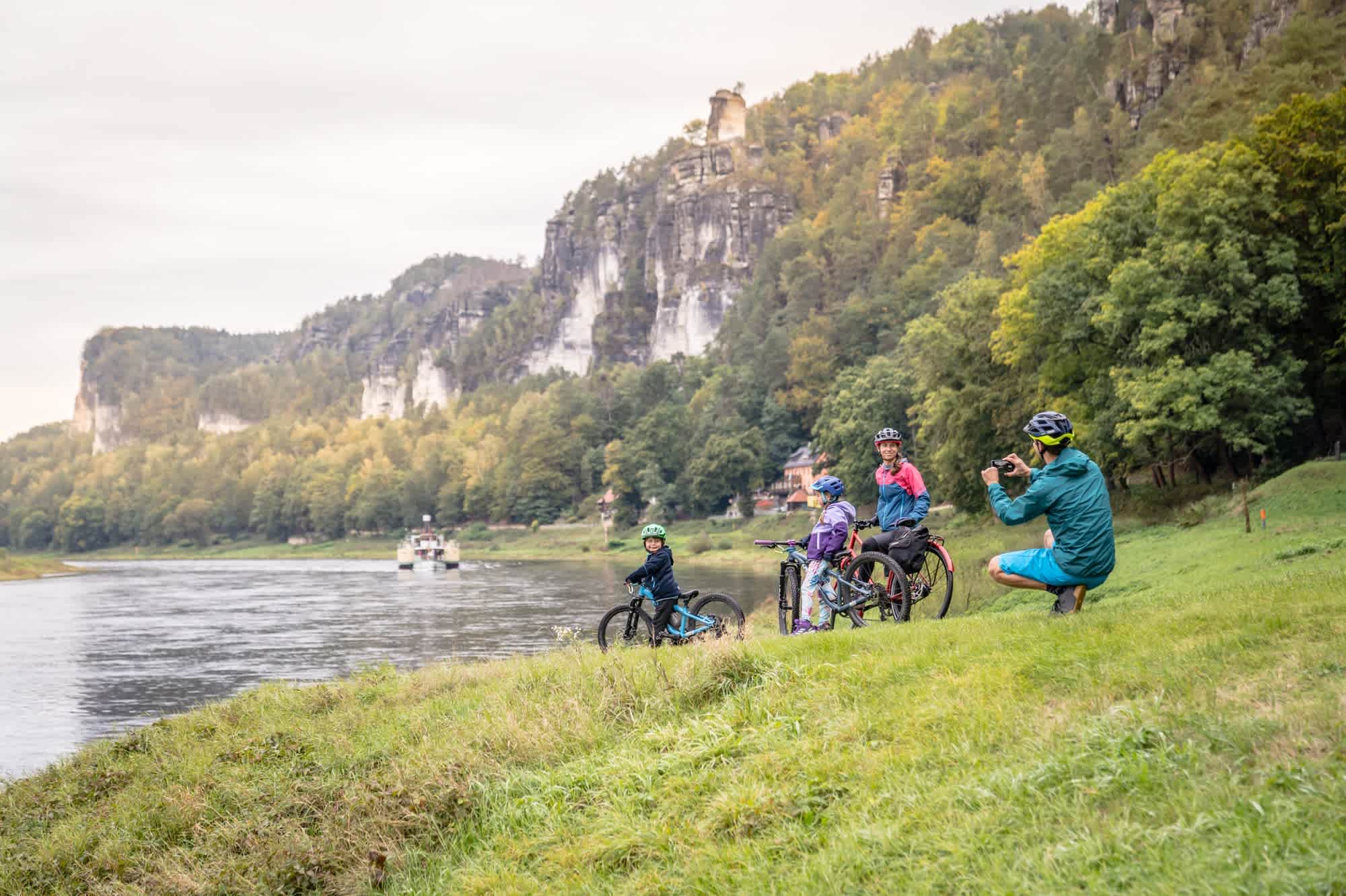 Majestätische Tafelberge am Elberadweg in der Sächsischen Schweiz 