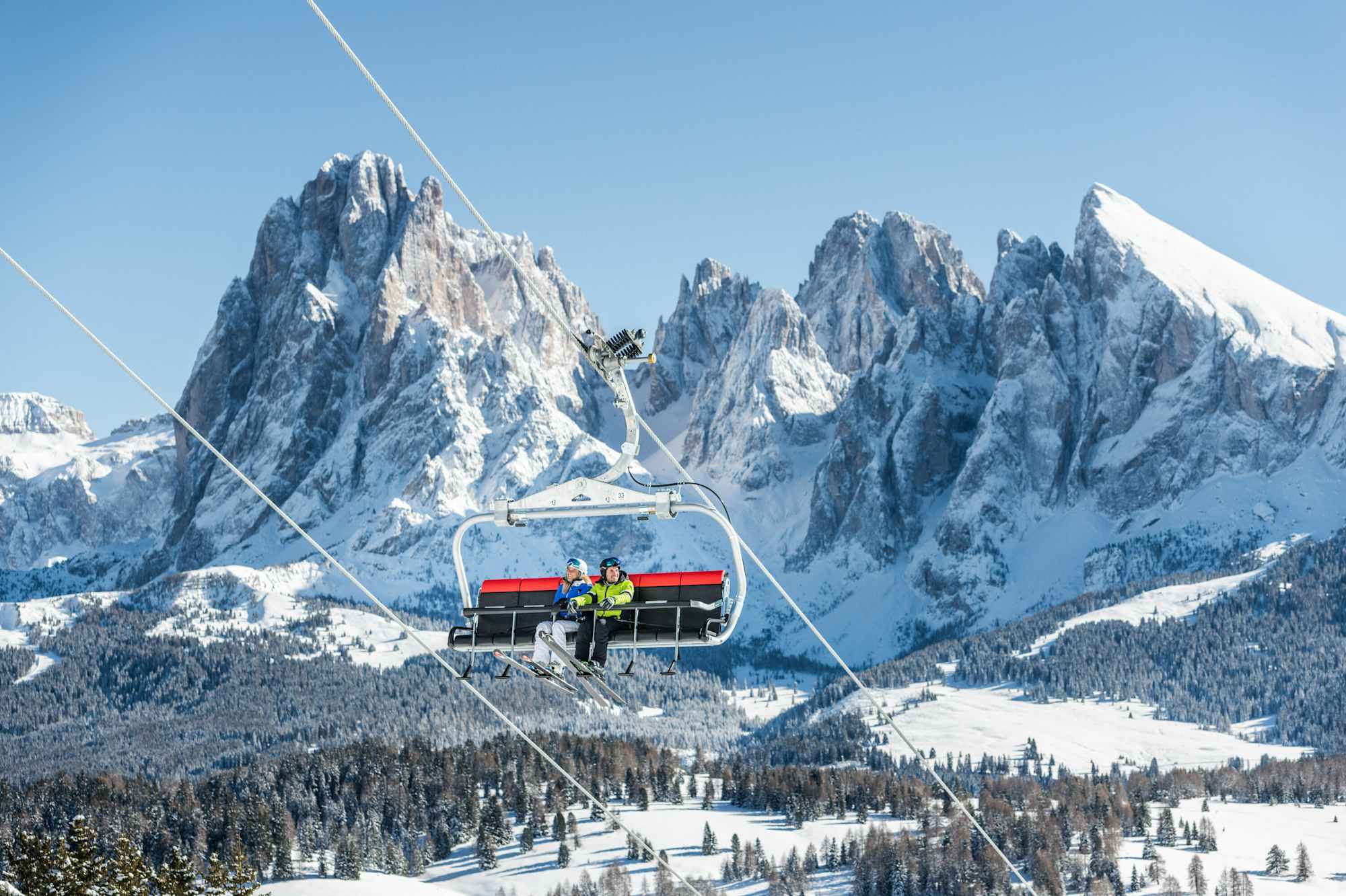 Moderne Bergbahnen sorgen für entspannte Skitage vor der Kulisse der Dolomiten.