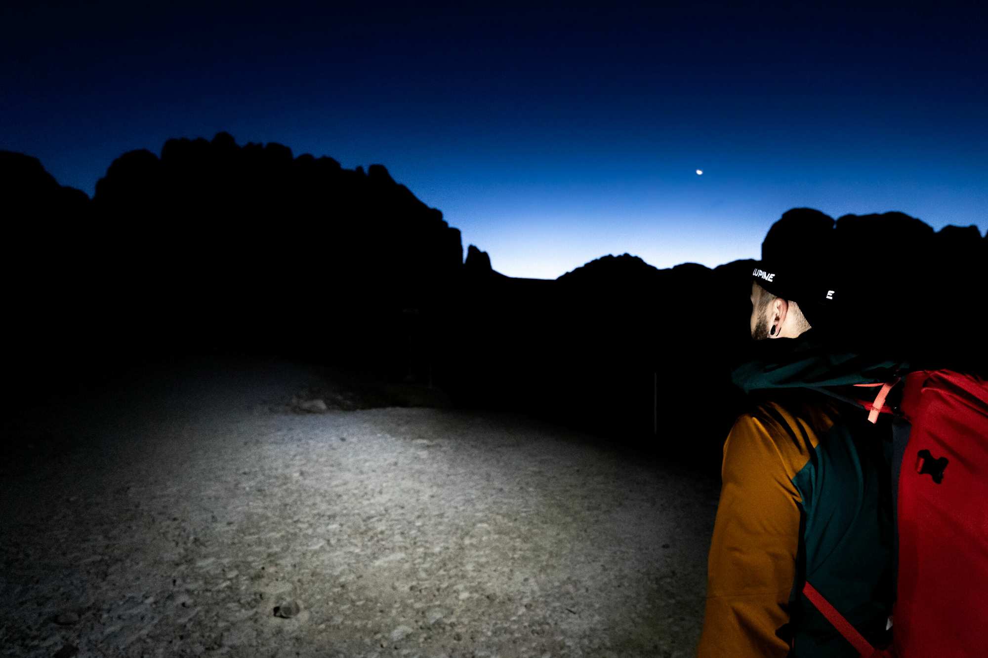 Bergsteiger mit Stirnlampe