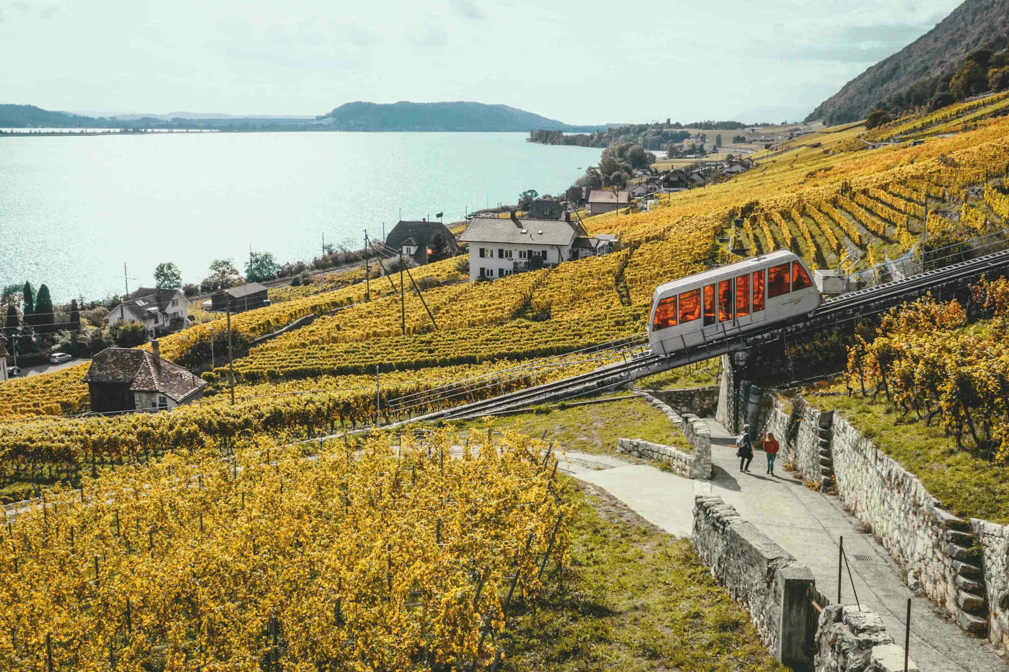 Mit der Standseilbahn geht es hinauf zum Ausgangspunkt des Friedrich Dürrenmatt - Themenweges.