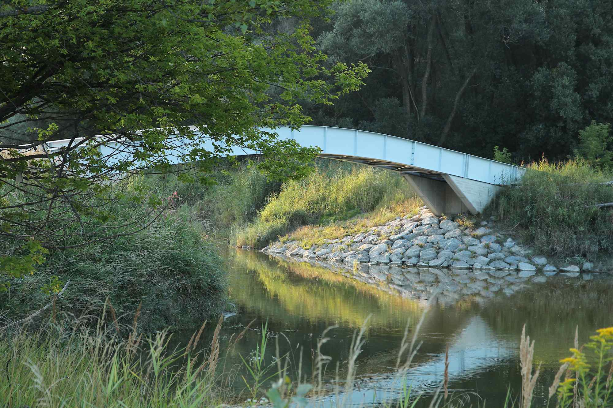 In der Schönau wurden alte Steinmauern aufgebrochen und durch Brücken ersetzt.
