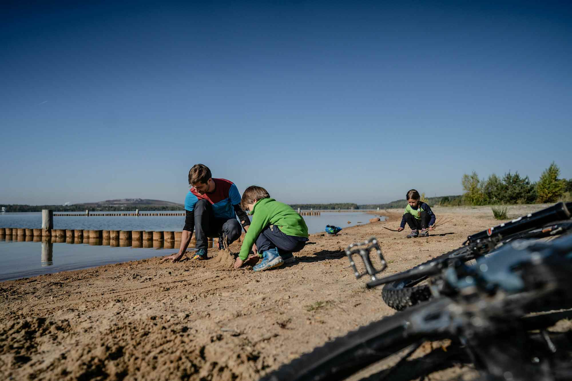 Der Störmthaler See mit seinem Sandstrand ist ein idealer Spielplatz.